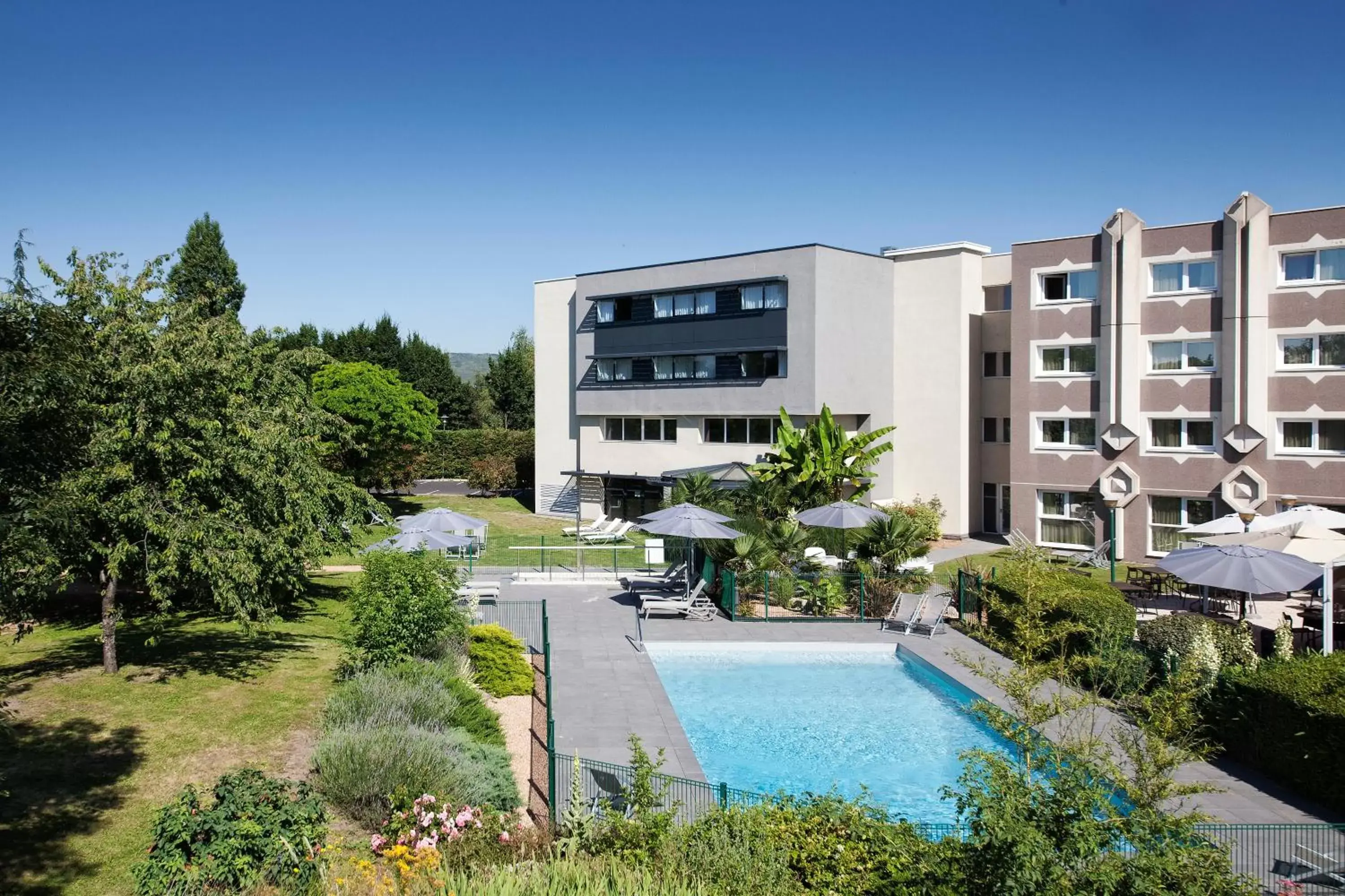 Property building, Swimming Pool in Novotel Clermont-Ferrand