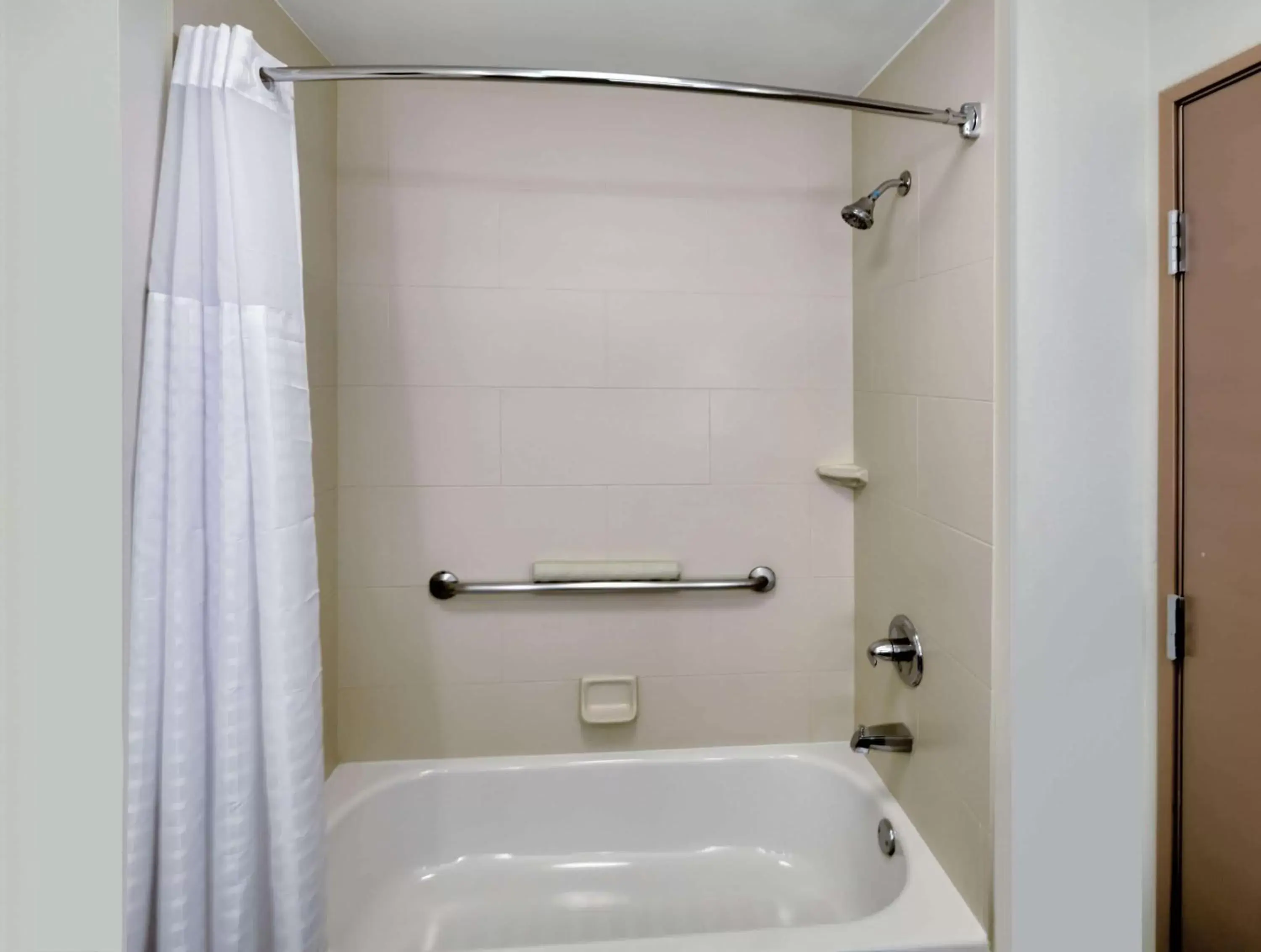 TV and multimedia, Bathroom in La Quinta by Wyndham Clinton Historic Route 66