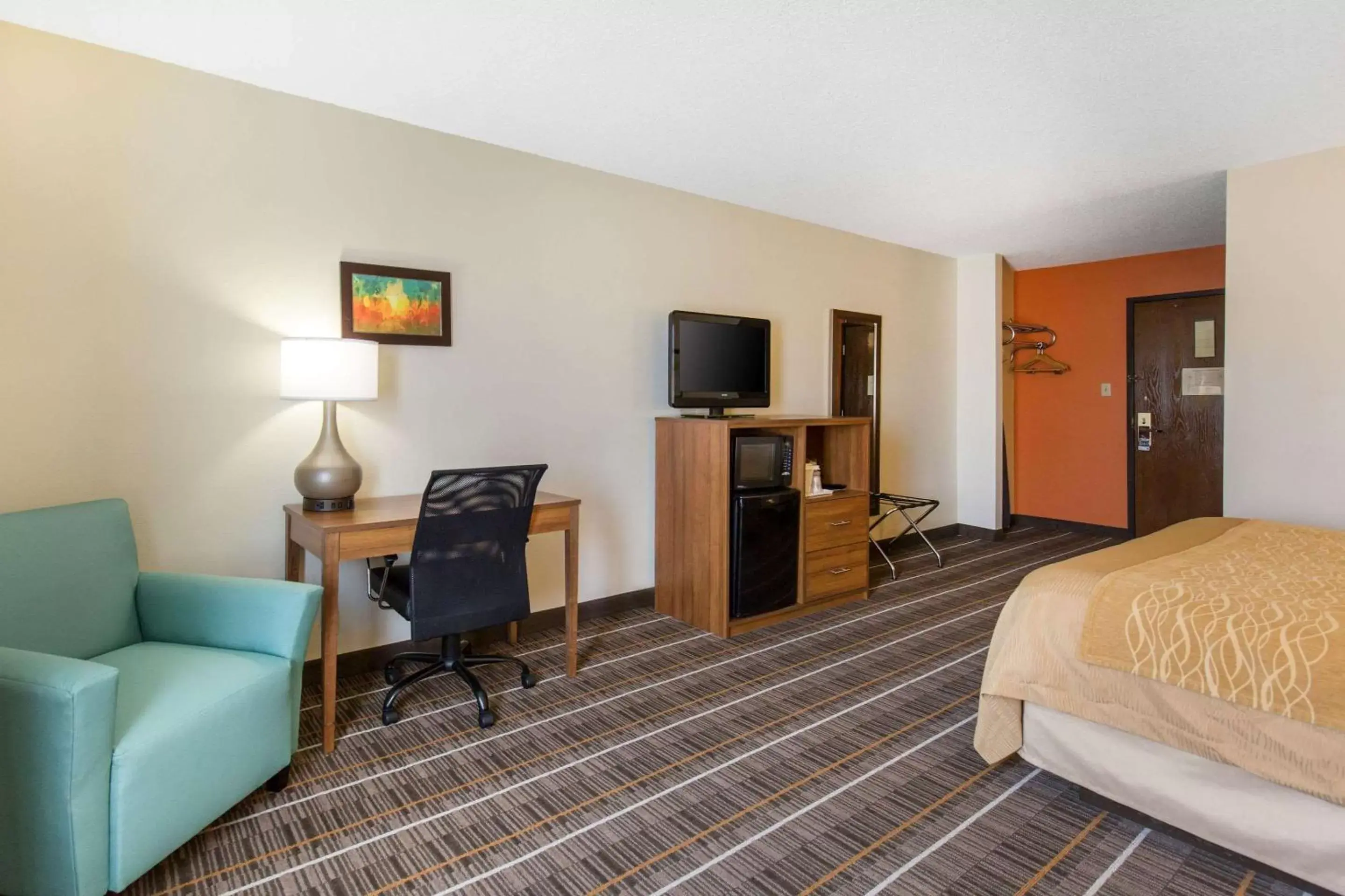 Photo of the whole room, TV/Entertainment Center in Quality Inn Stephens City-Winchester South