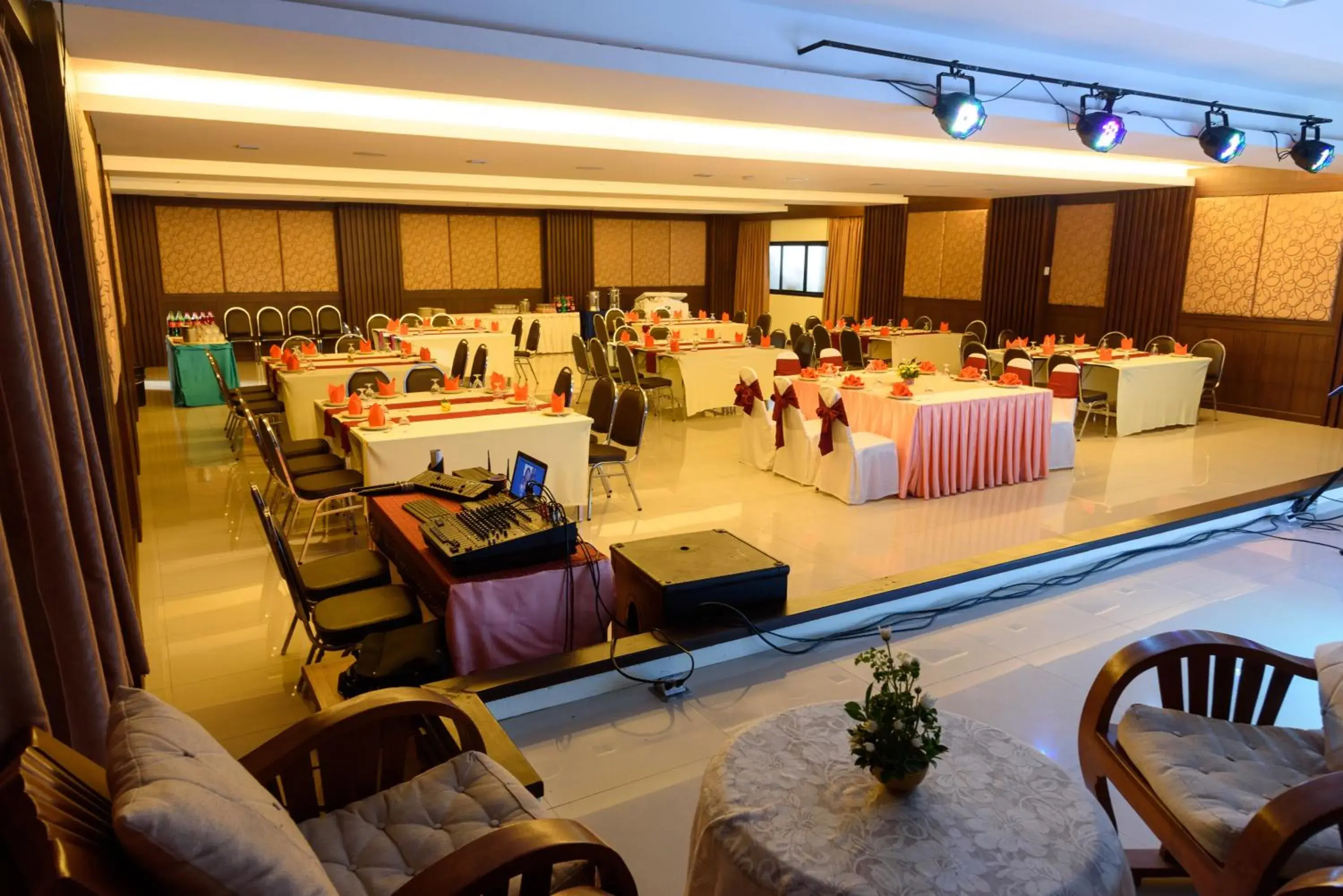 Karaoke, Business Area/Conference Room in Srisuksant Resort