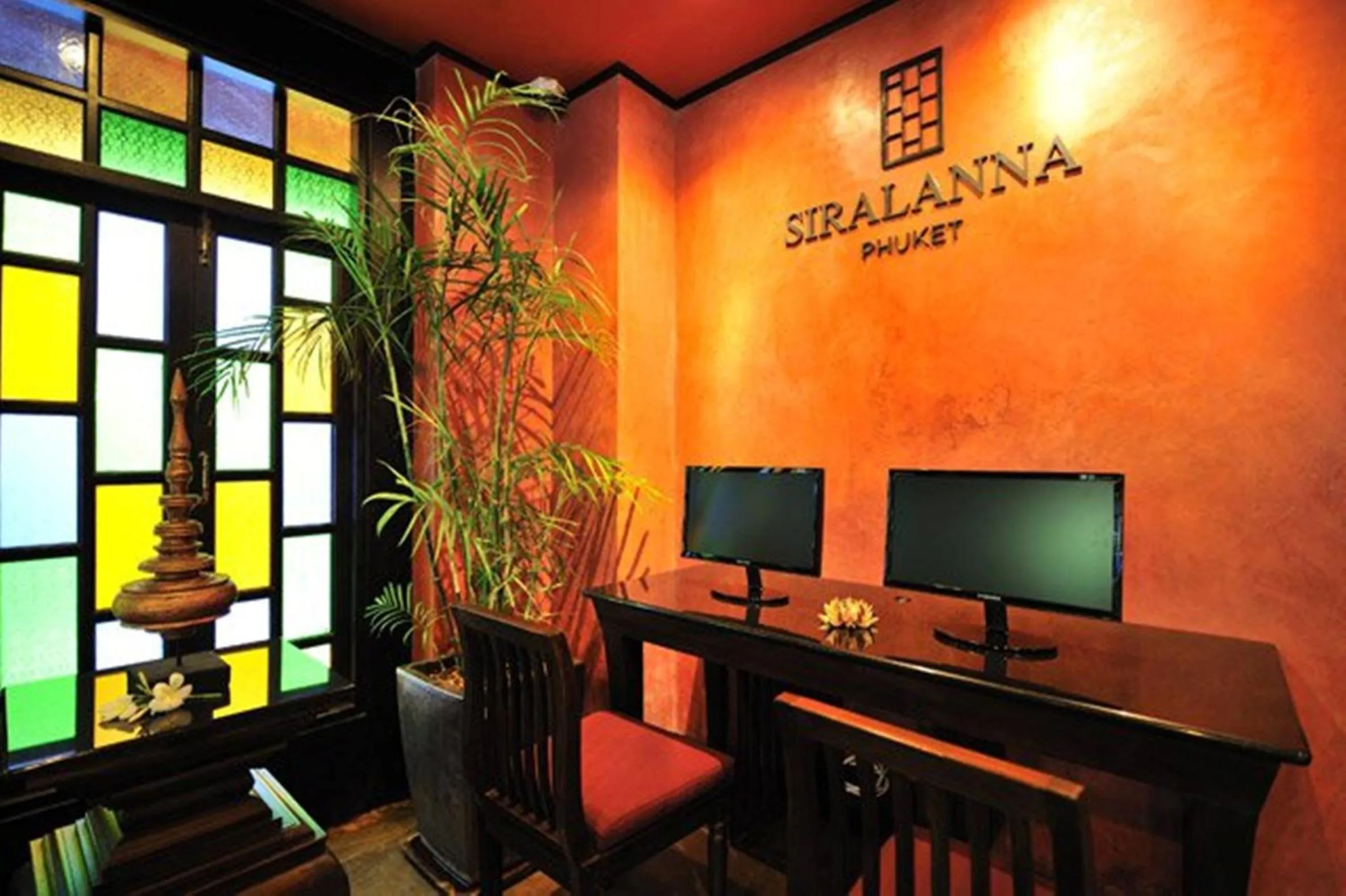 Communal lounge/ TV room in Siralanna Hotel