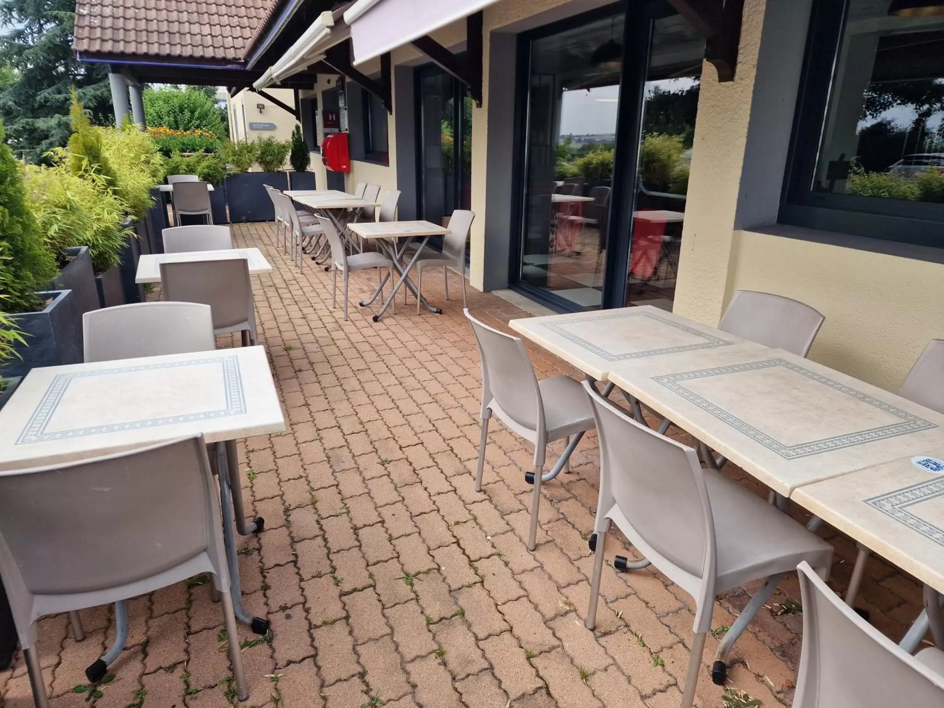 Patio, Restaurant/Places to Eat in Kyriad Montluçon - Saint Victor