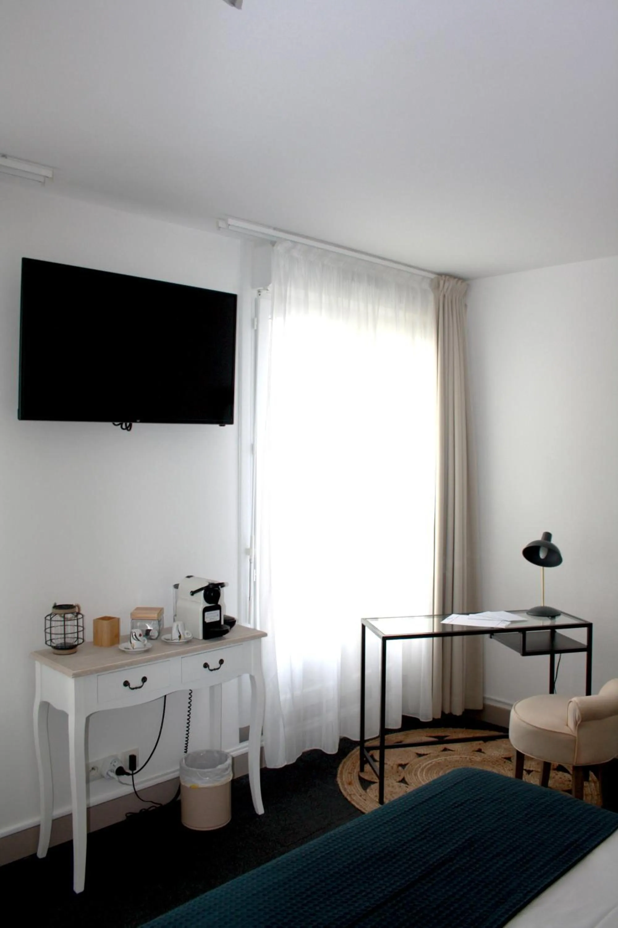 TV and multimedia, Bed in Logis Hôtel Sea View