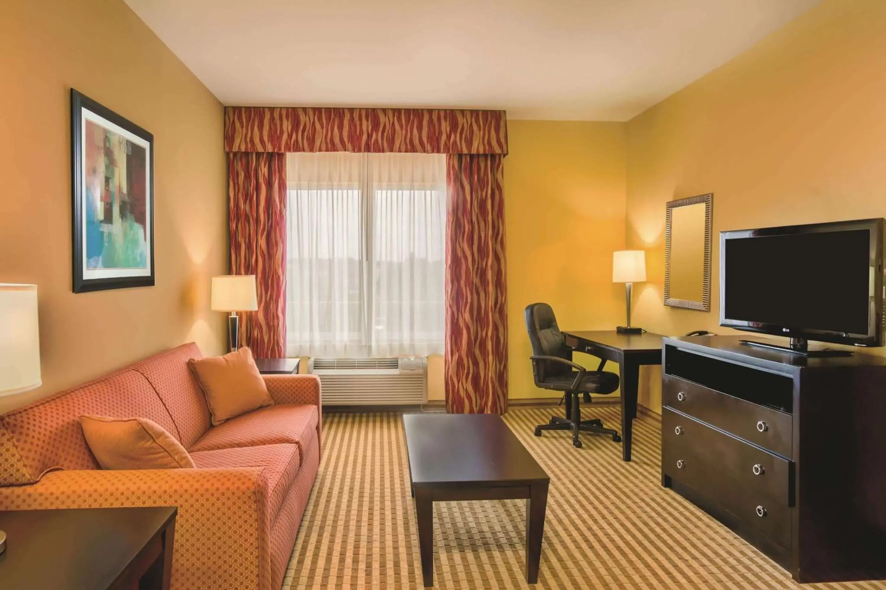 Photo of the whole room, Seating Area in La Quinta by Wyndham Atlanta Union City