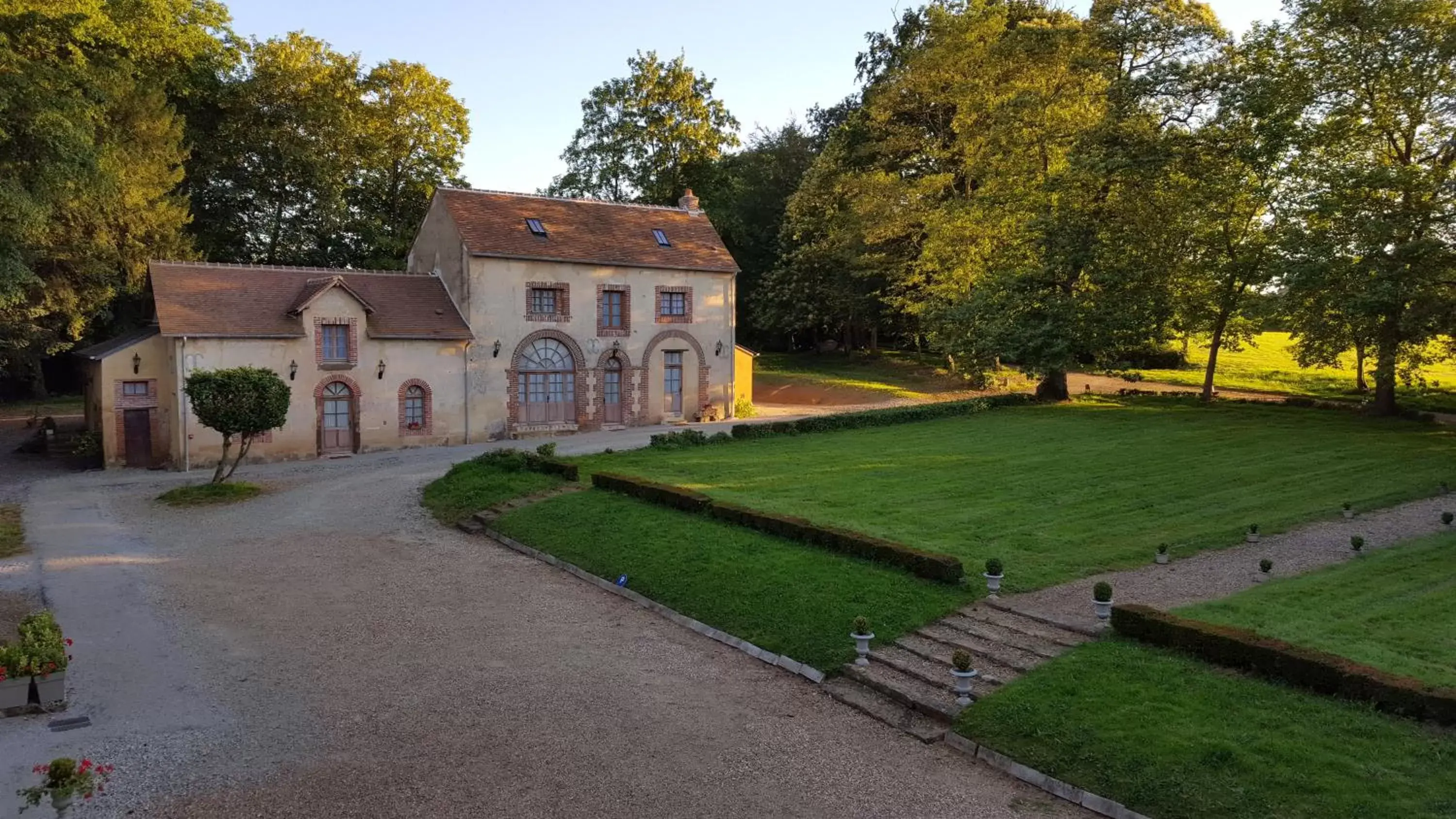 Facade/entrance, Property Building in Hôtel des 4 continents - Le Mans