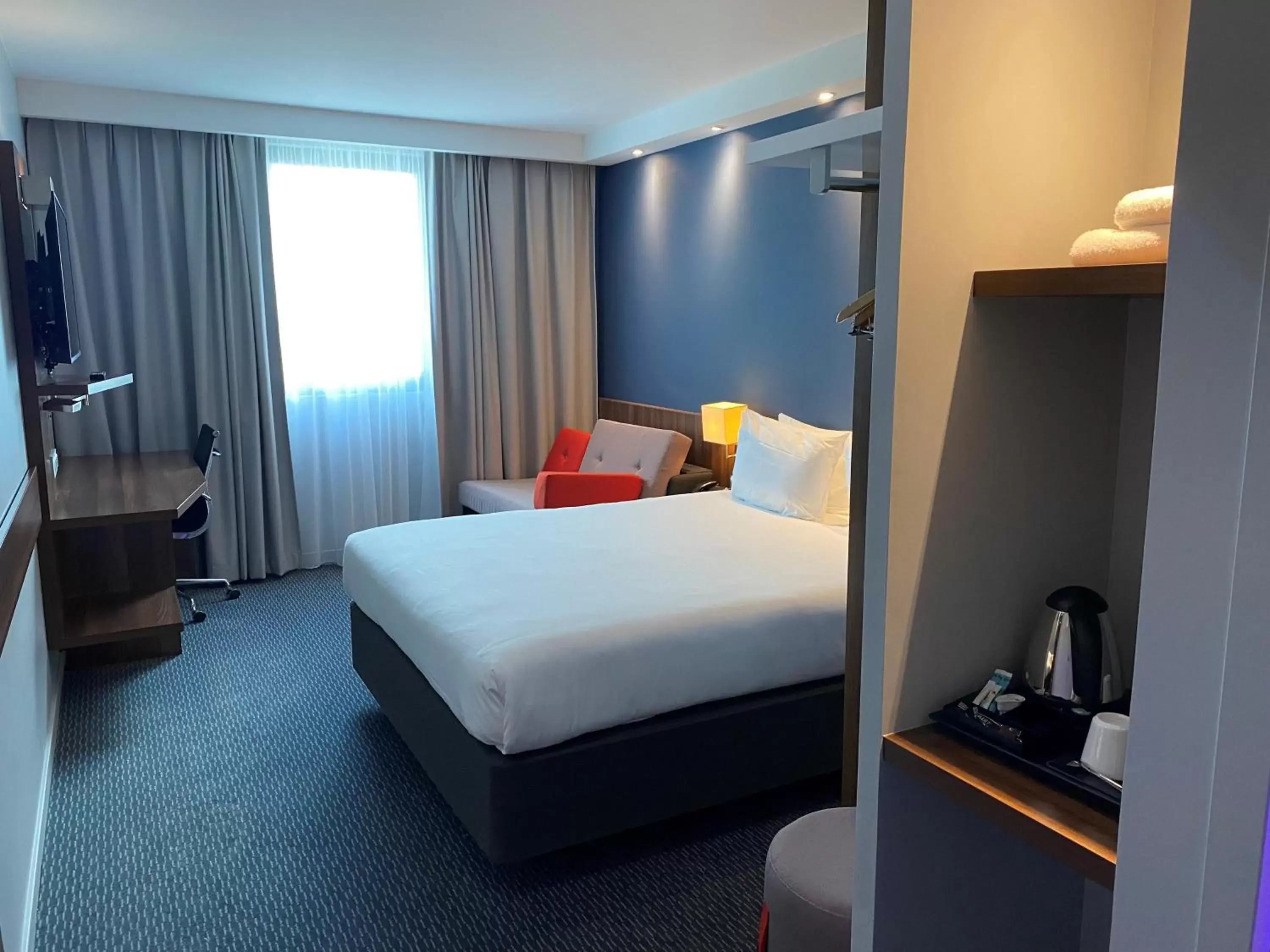 Photo of the whole room, Bed in Holiday Inn Express Dijon, an IHG Hotel