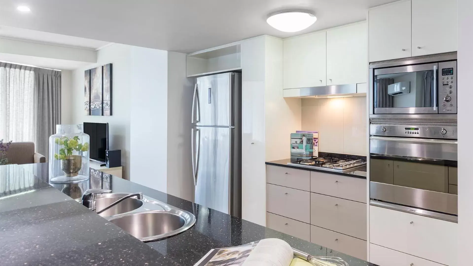 Kitchen or kitchenette, Kitchen/Kitchenette in Oaks Brisbane on Felix Suites