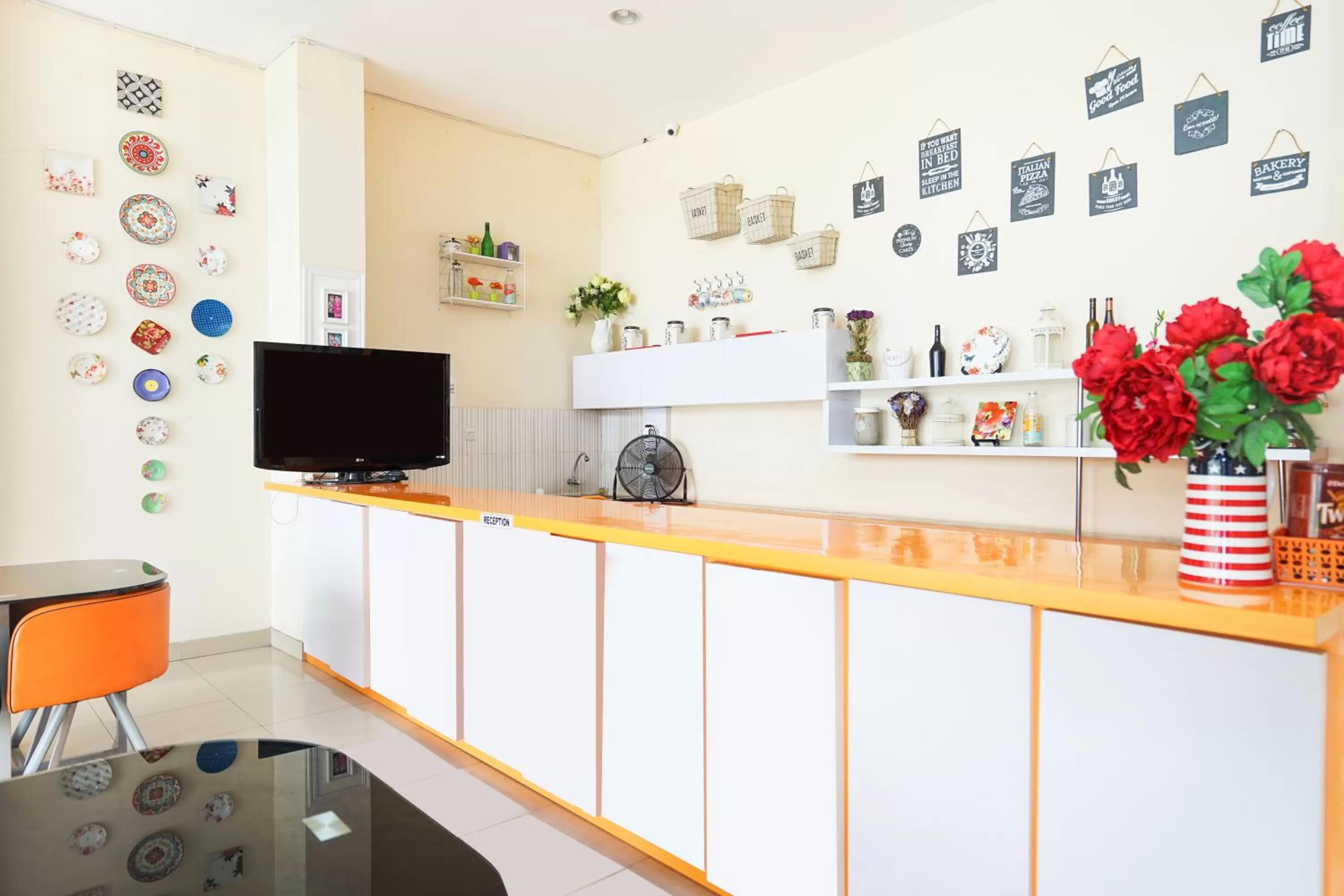 Lobby or reception in Pratisarawirya Guesthouse by ecommerceloka