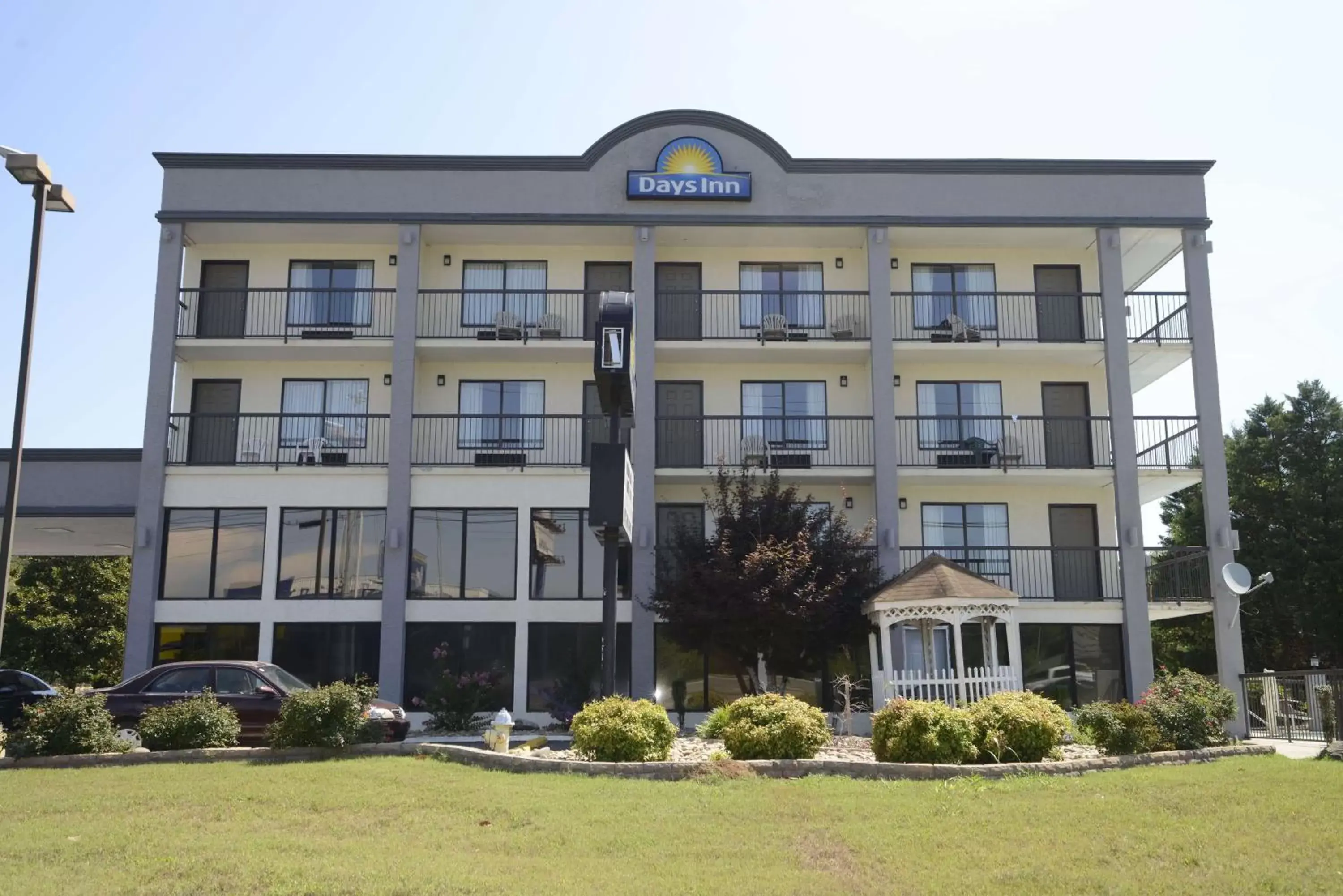 Property building in Days Inn by Wyndham Kodak/Sevierville Intrstate SmokeyMntns Property building in Days Inn by Wyndham Kodak/Sevierville Intrstate SmokeyMntns