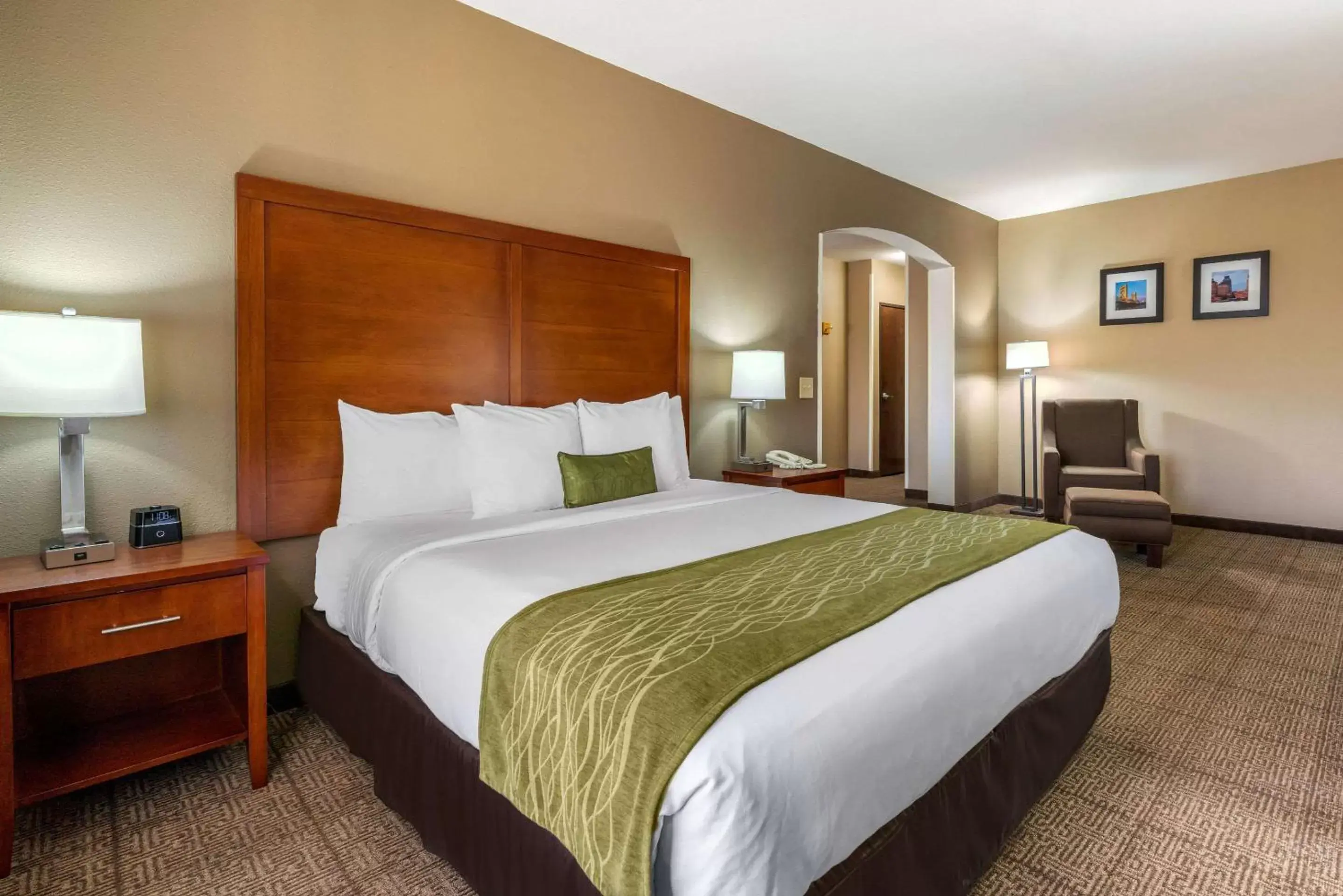 Photo of the whole room, Bed in Comfort Inn & Suites Sacramento – University Area