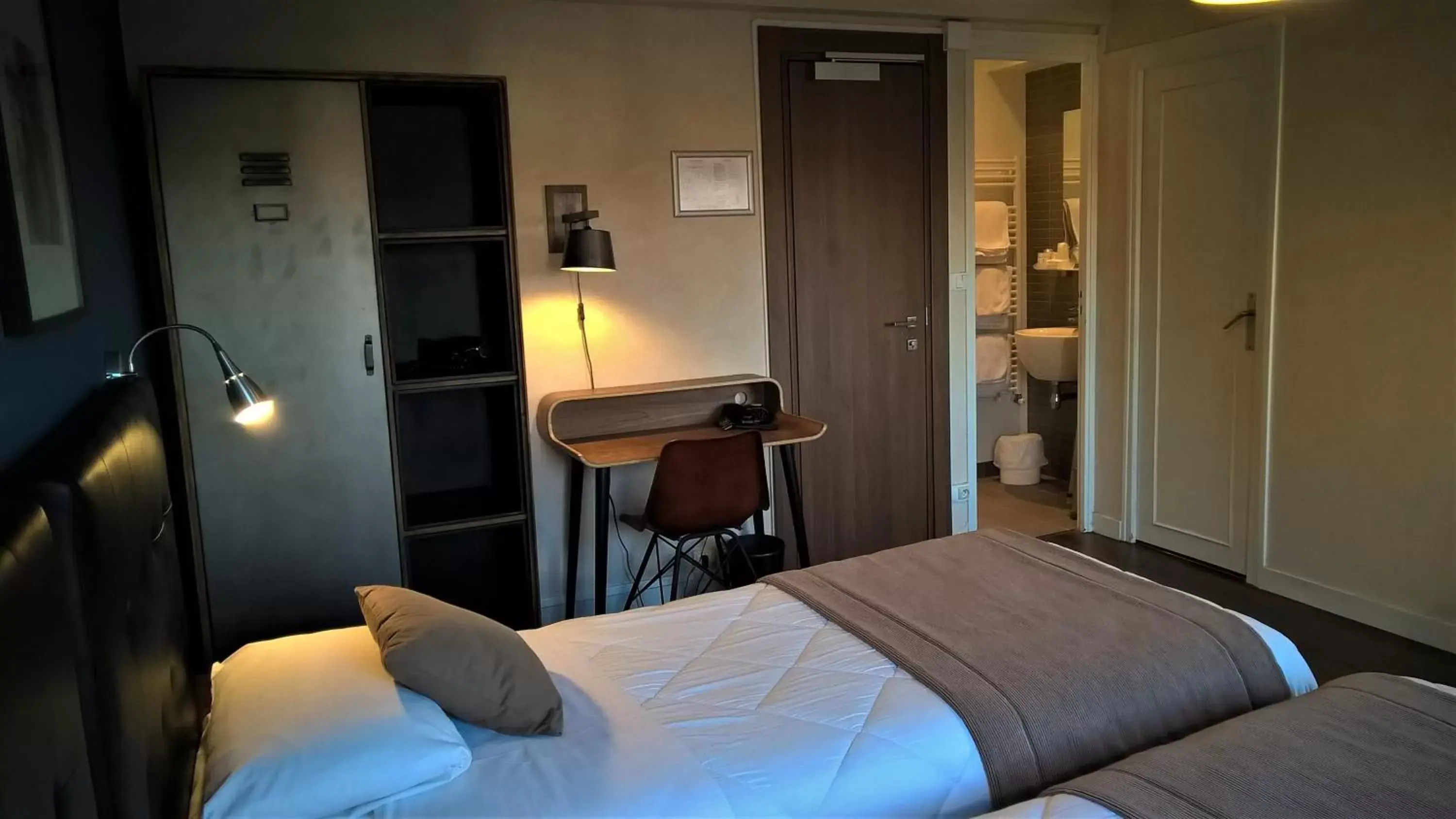 Seating area, Bed in Hotel Des Cedres