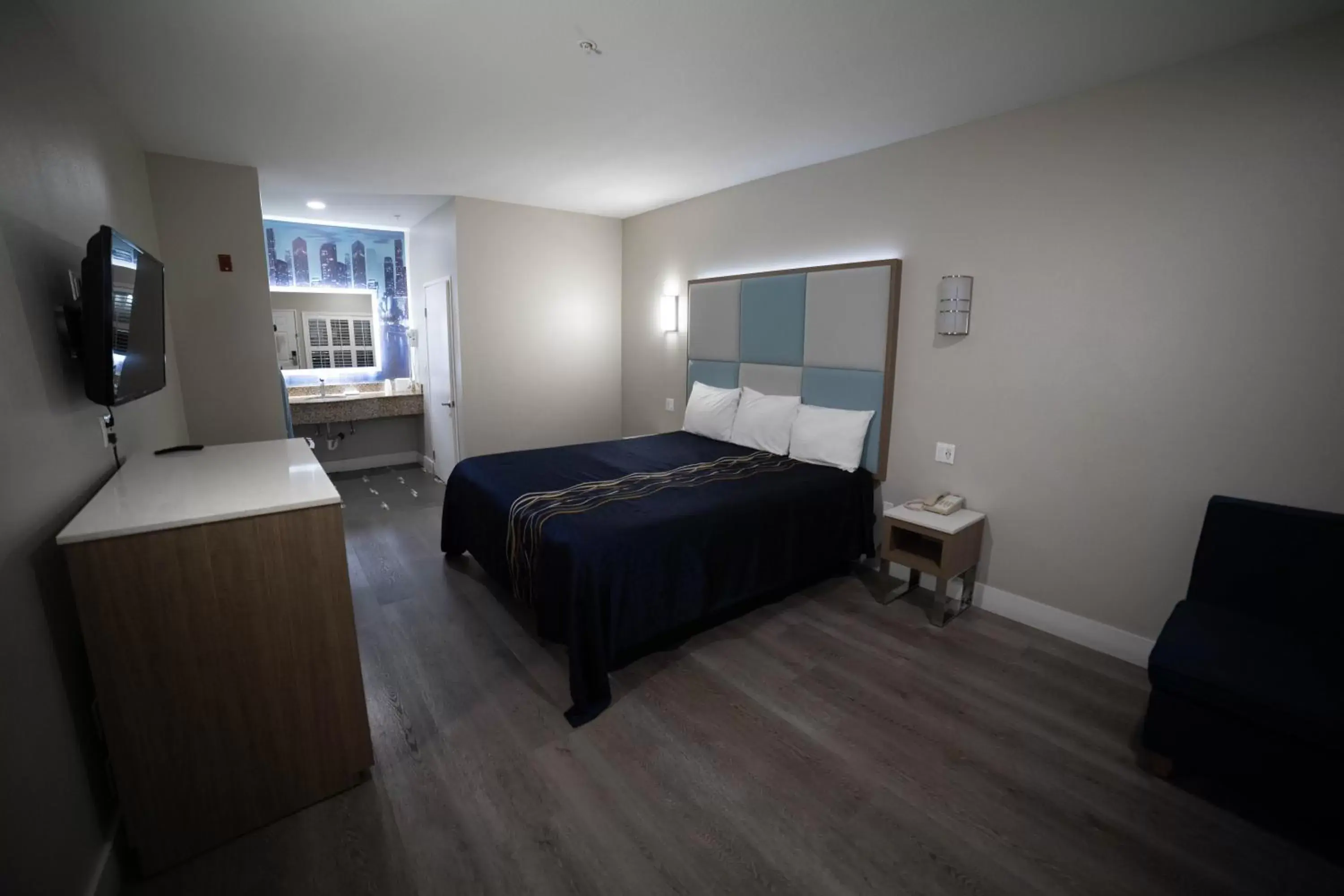 Bedroom, Bed in Mid City Inn & Suites Pico Rivera