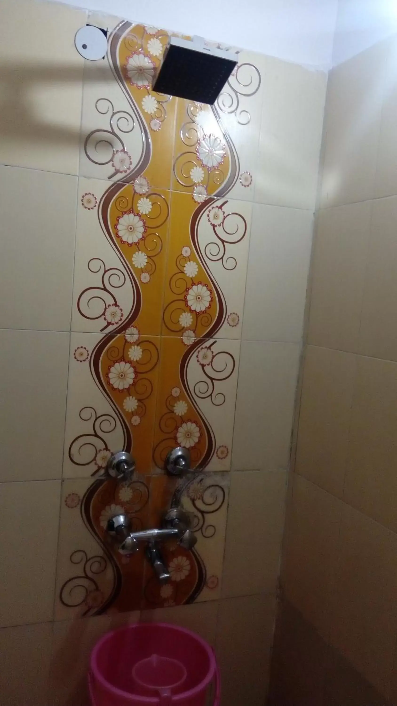 Shower, Bathroom in Hotel Su Shree Continental 5 Minutes Walk From New Delhi Railway Station