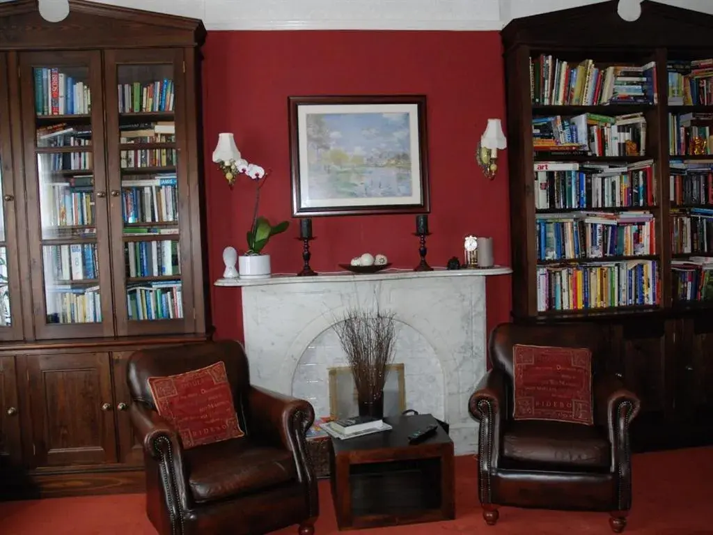 Living room, Library in Tanes Hotel