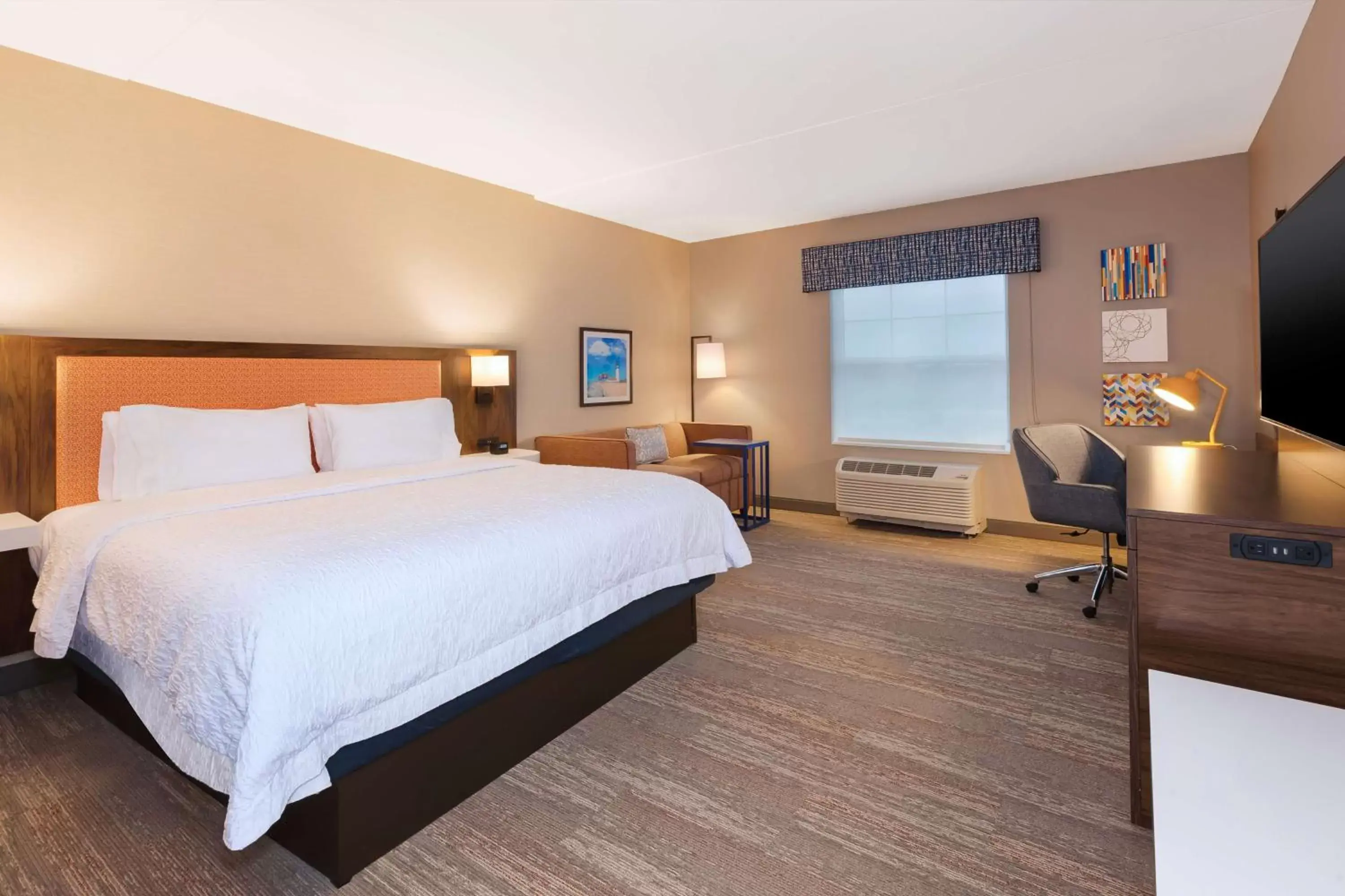 Living room, Bed in Hampton Inn Cape Cod Canal