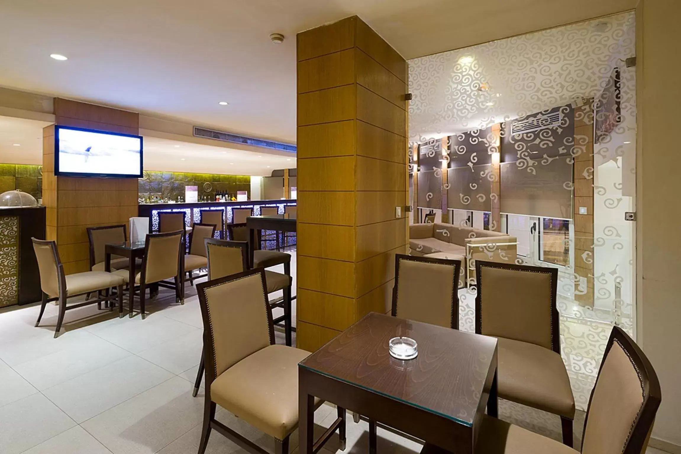 Lounge or bar, Restaurant/Places to Eat in Golf Royal Hotel