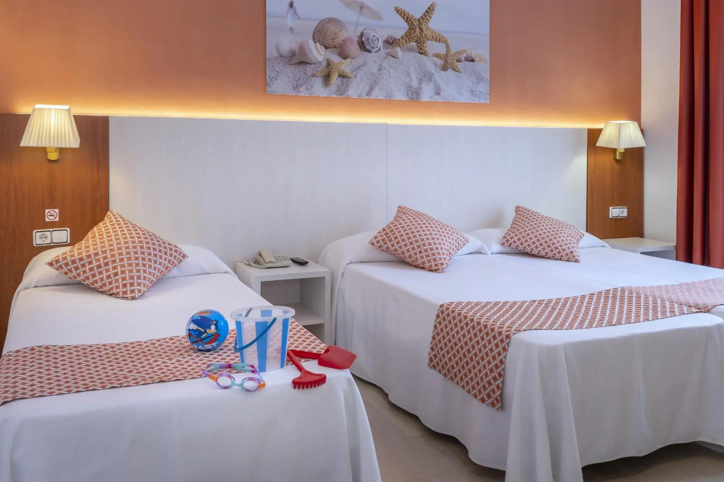 Bed in GHT Balmes, Hotel-Aparthotel&SPLASH