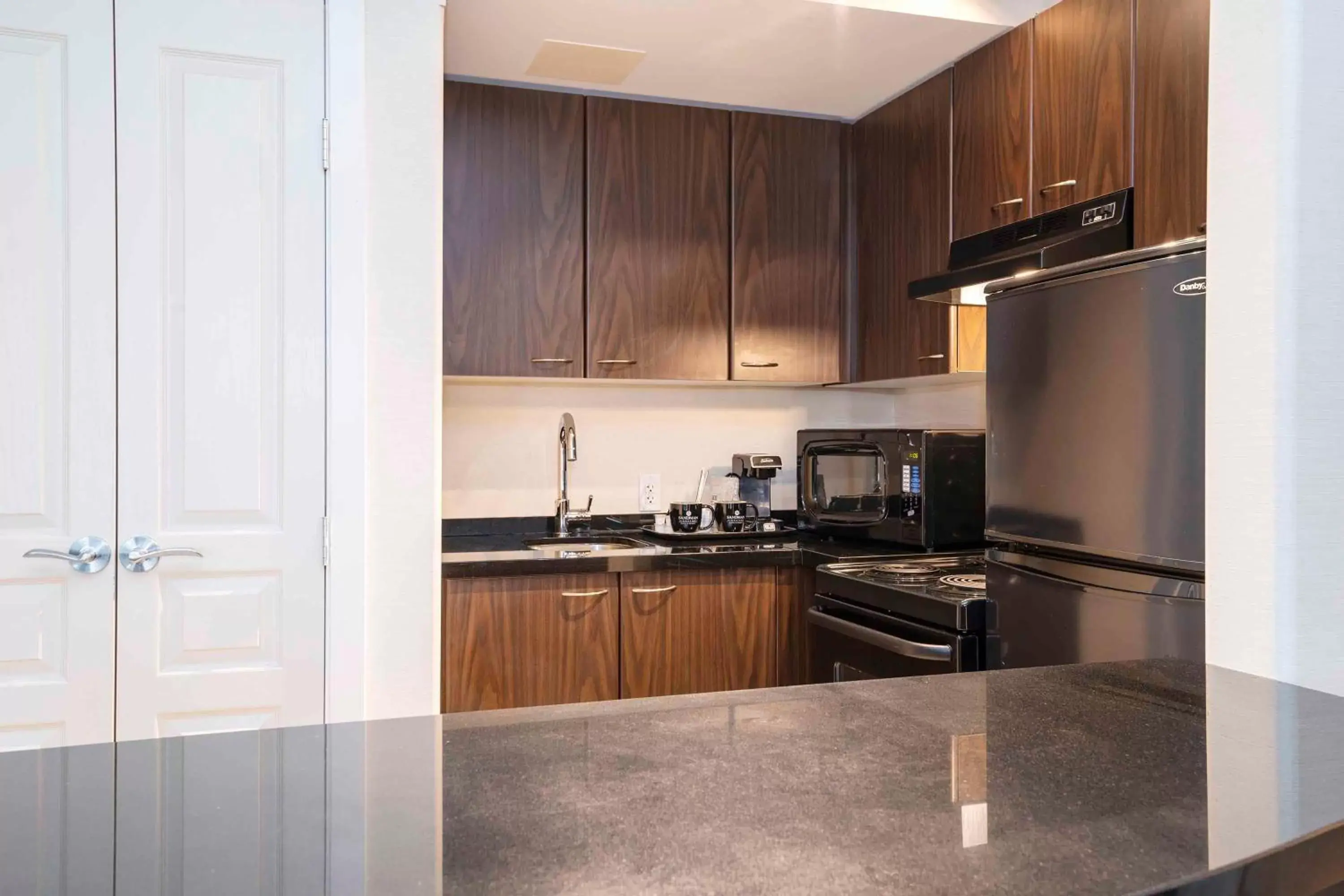 Photo of the whole room, Kitchen/Kitchenette in Sandman Signature Toronto Airport Hotel