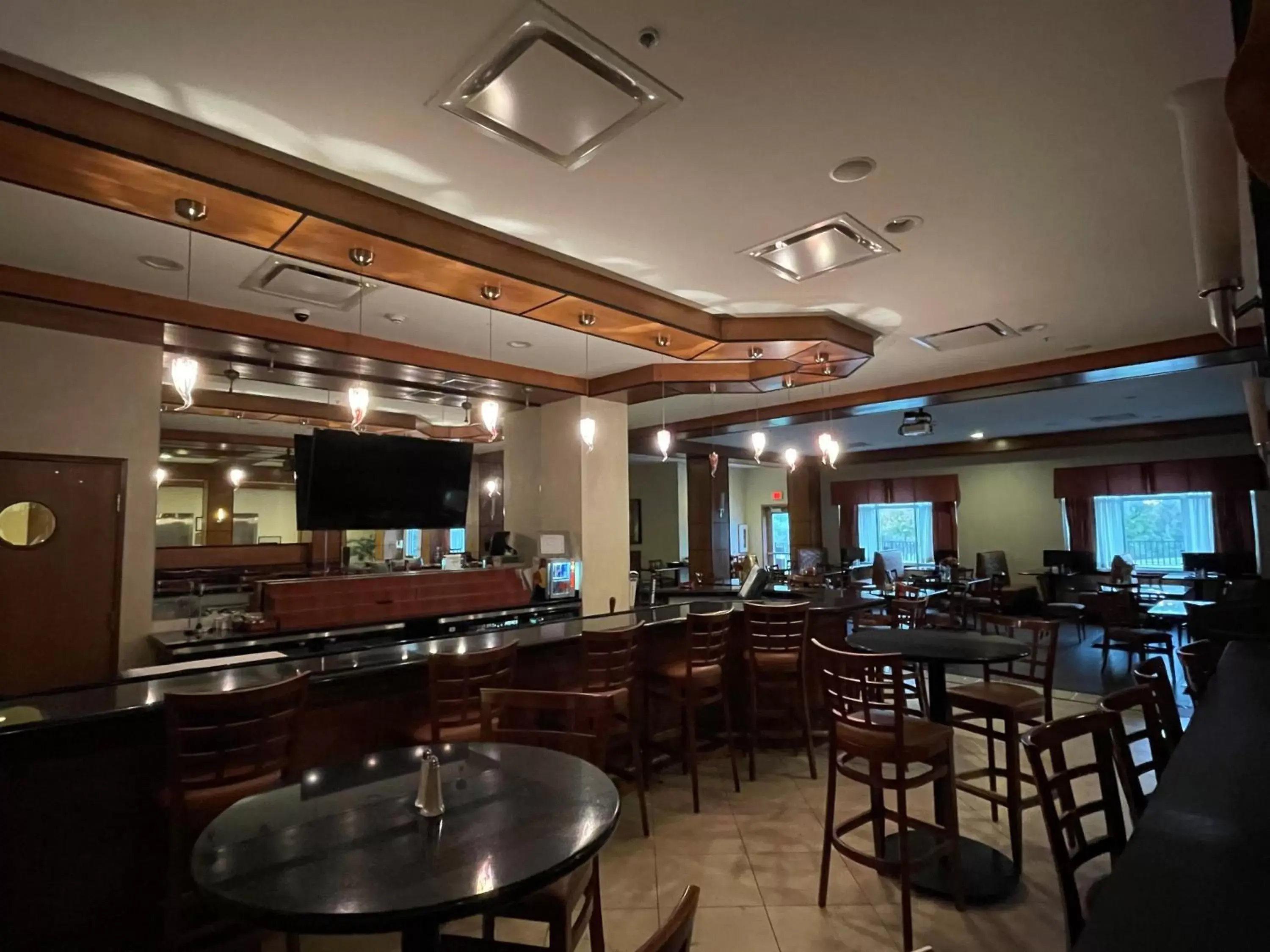 Lounge or bar, Restaurant/Places to Eat in Holiday Inn Battle Creek, an IHG Hotel