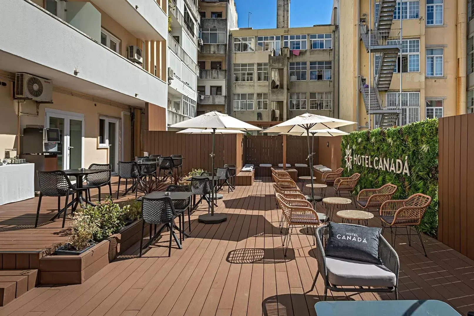 Patio, Restaurant/Places to Eat in Hotel Canada