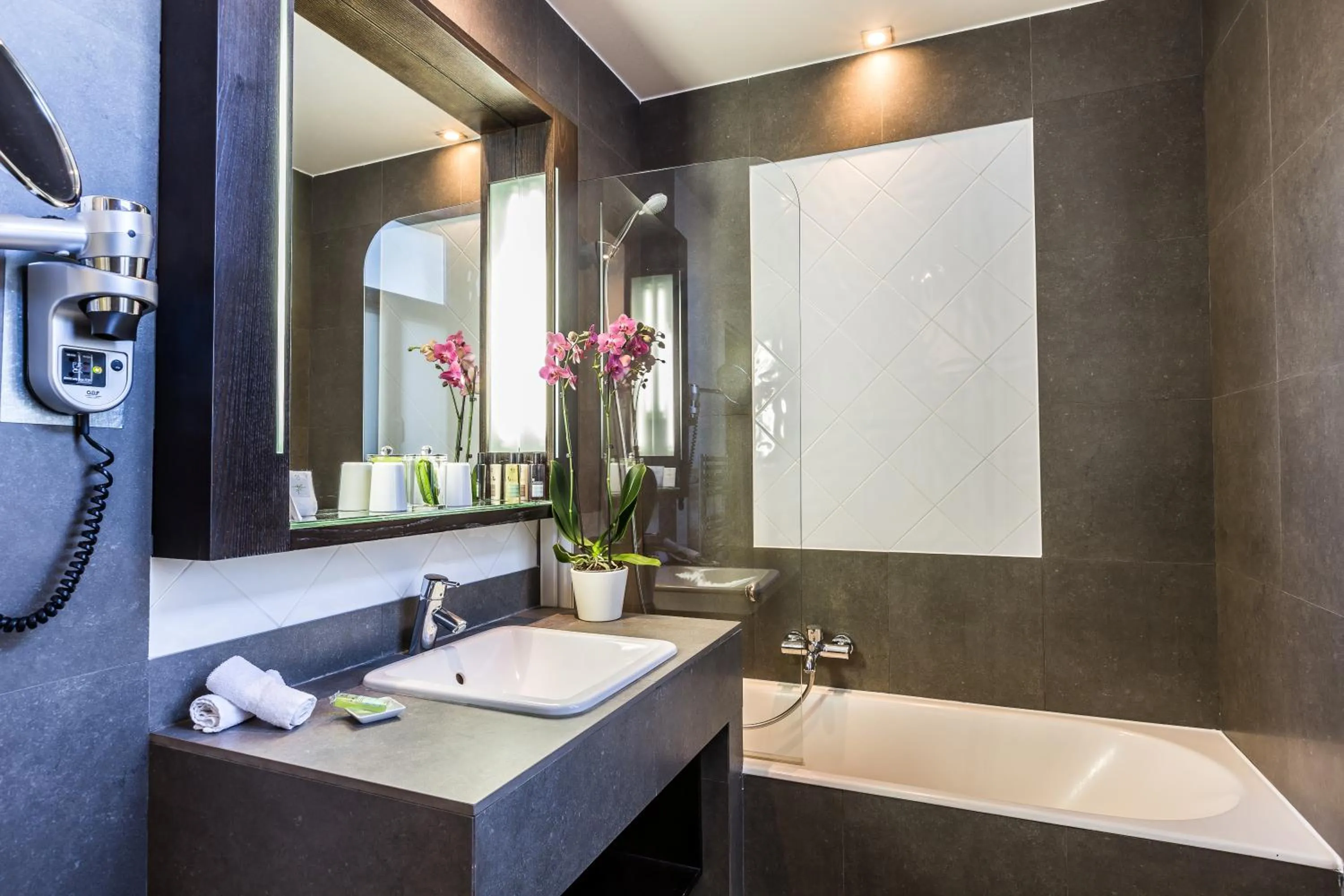 Bathroom in Hotel Duret Paris Champs Elysées