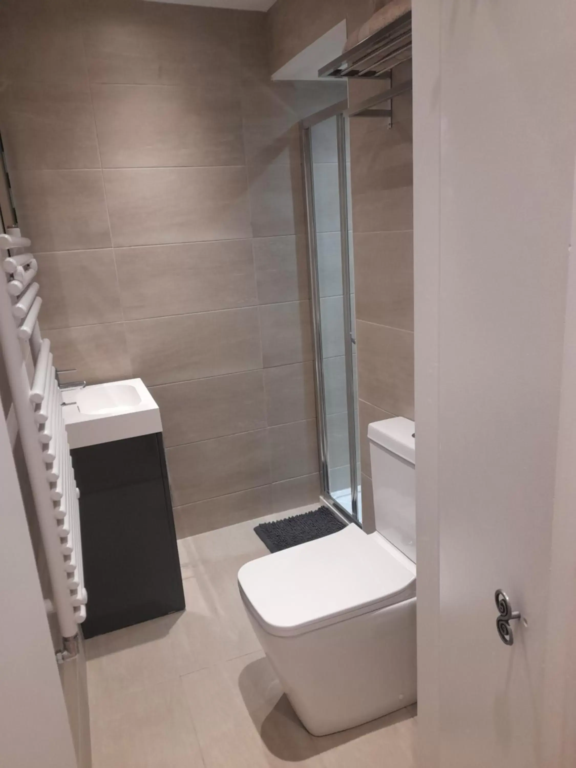 Bathroom in Lovely Home with full en-suite double bed rooms