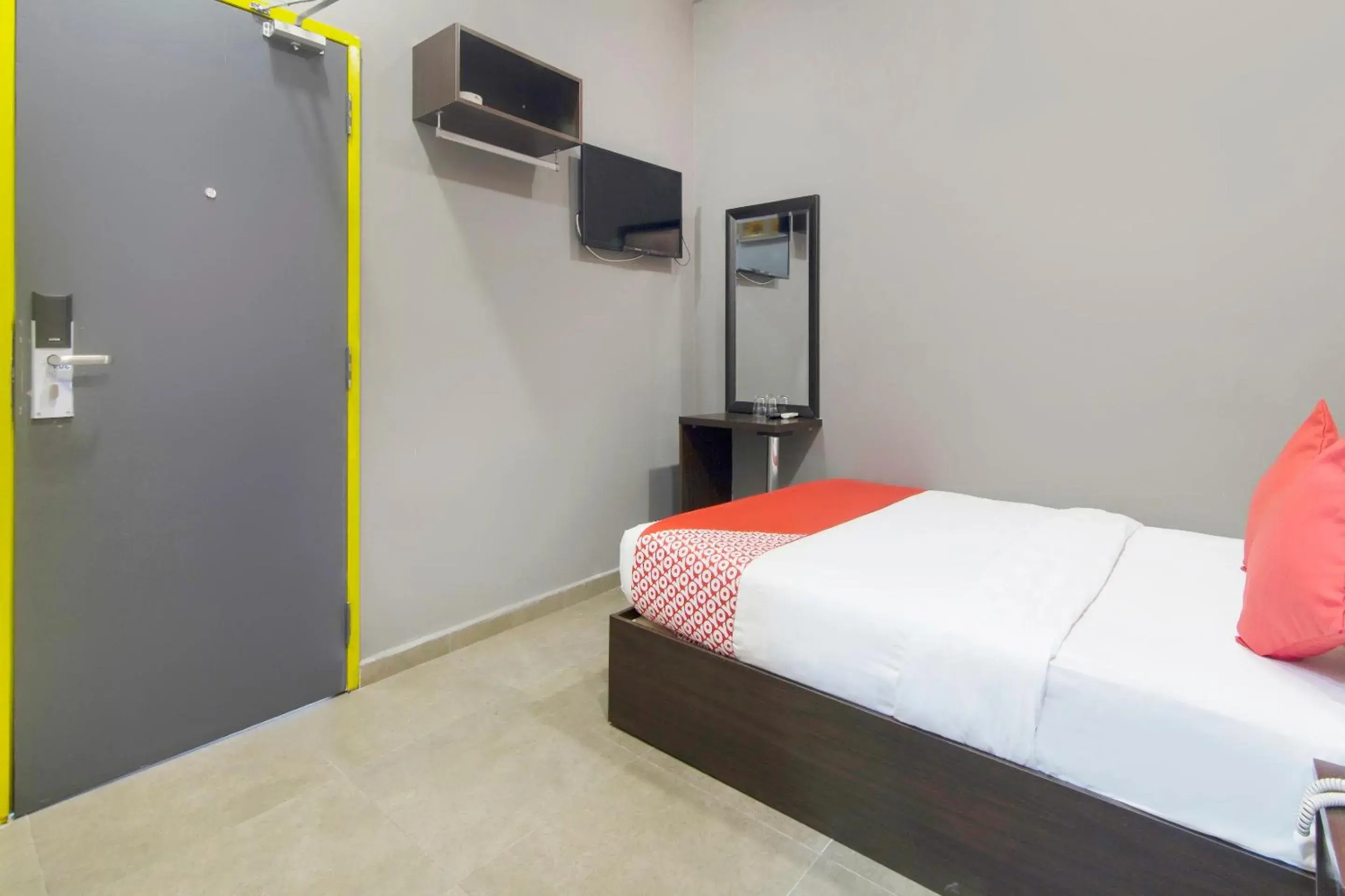 Bedroom, TV/Entertainment Center in OYO 876 Hotel Sanctuary