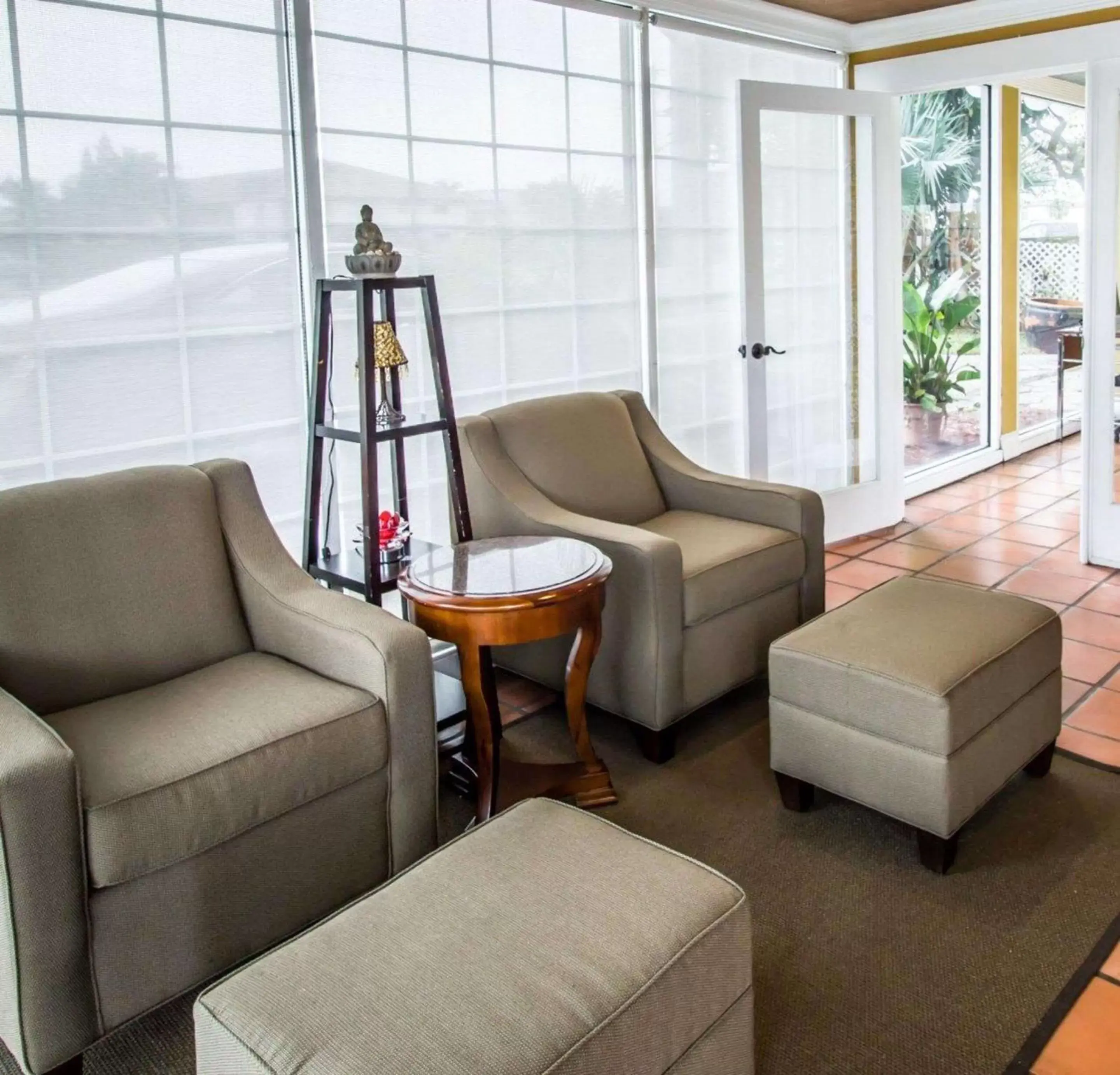 Restaurant/places to eat, Seating Area in Econo Lodge Cocoa Beach - near the Port