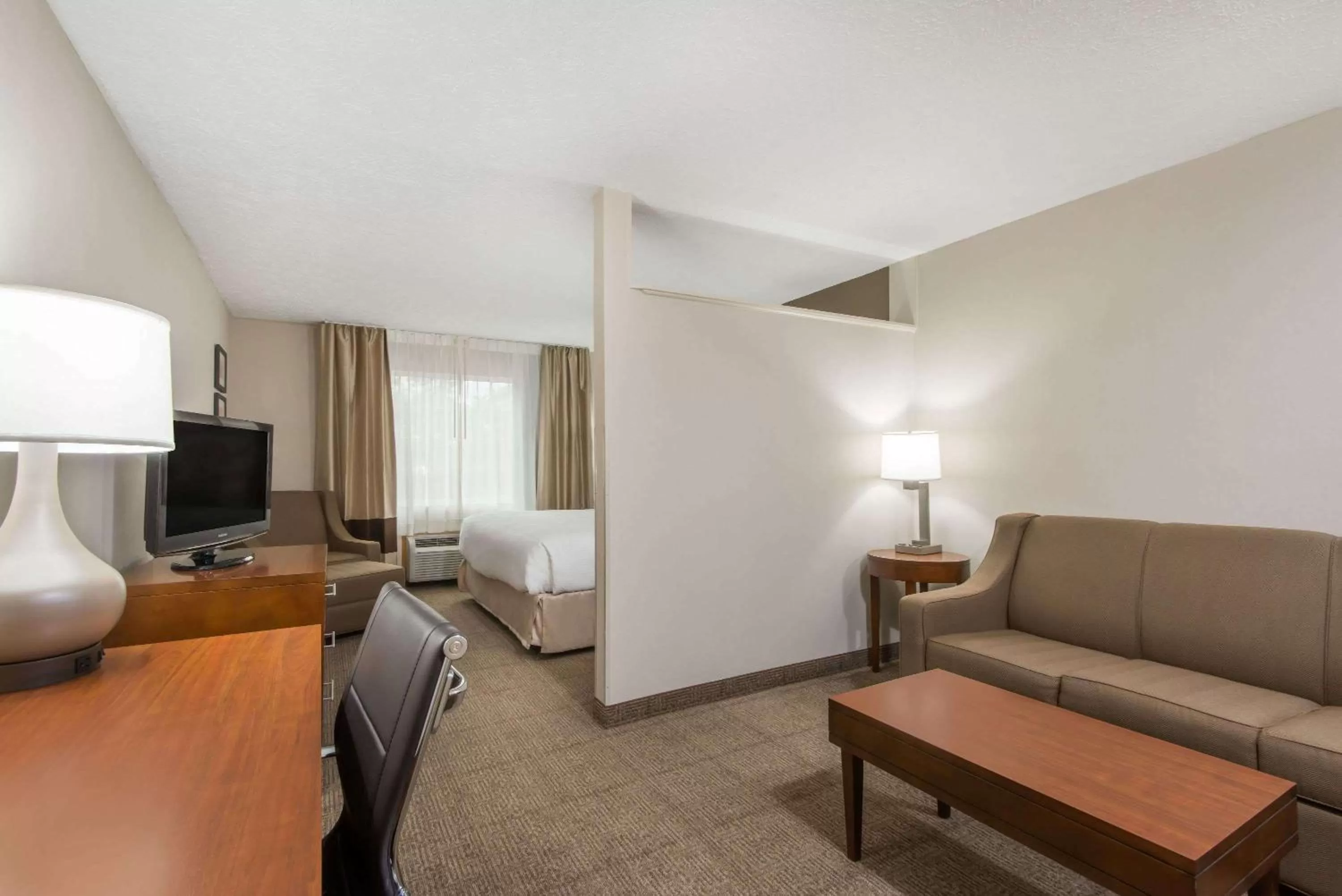 Photo of the whole room, Bed in Wyndham Garden Hotel Cross Lanes Charleston