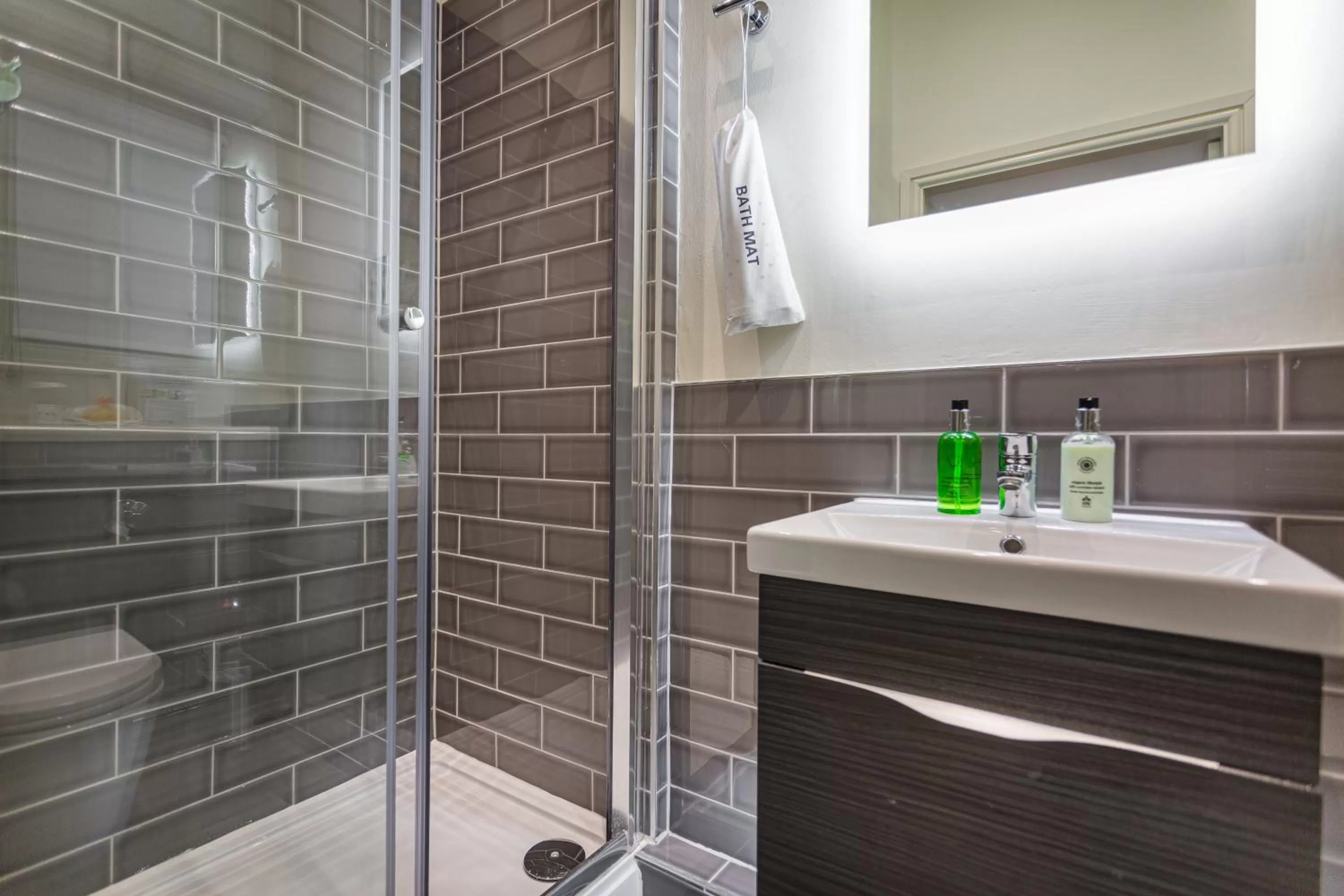 Bathroom in The Feathers Hotel, Helmsley, North Yorkshire - The Coaching Inn Group