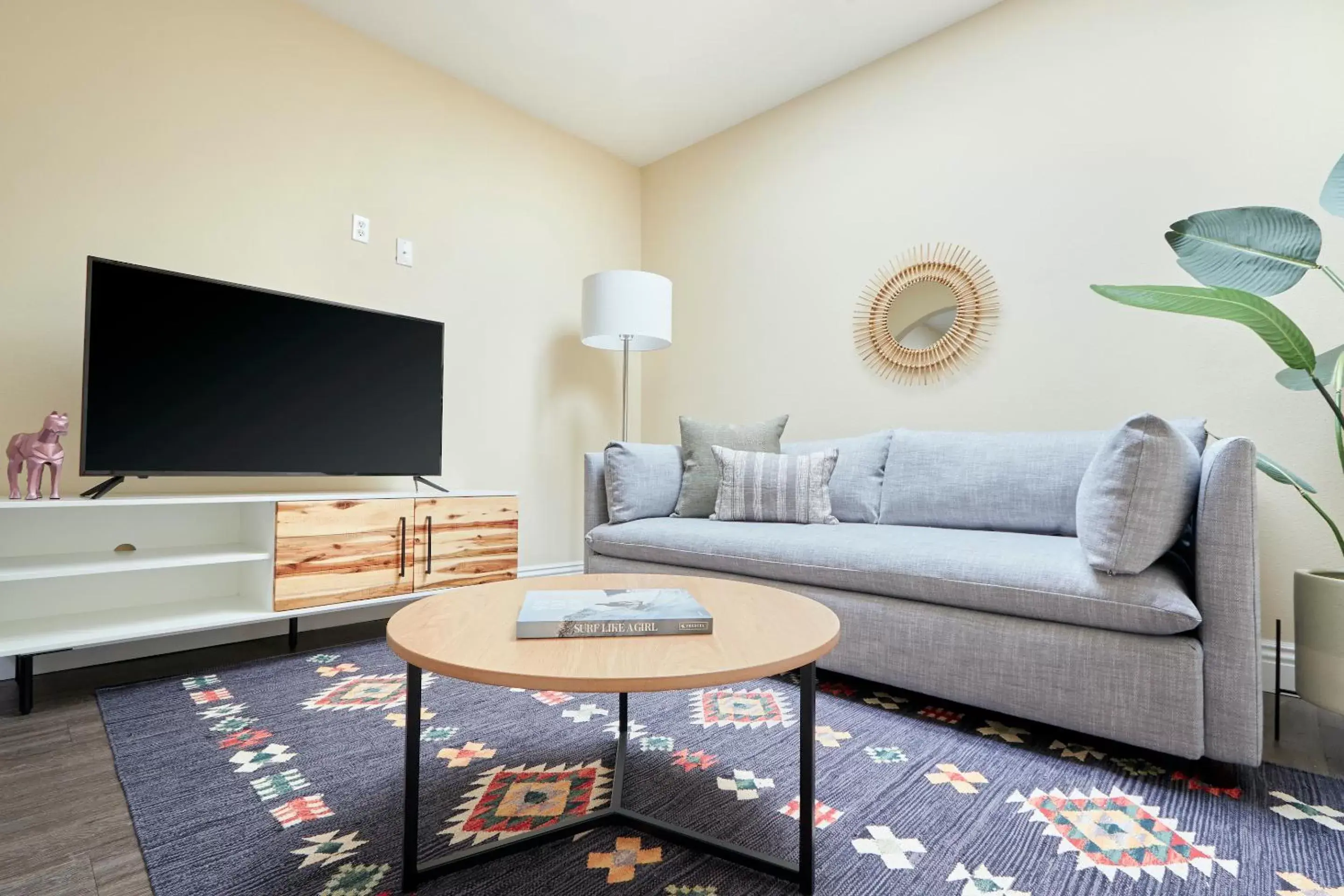 Living room, Seating Area in Sonder The Marin