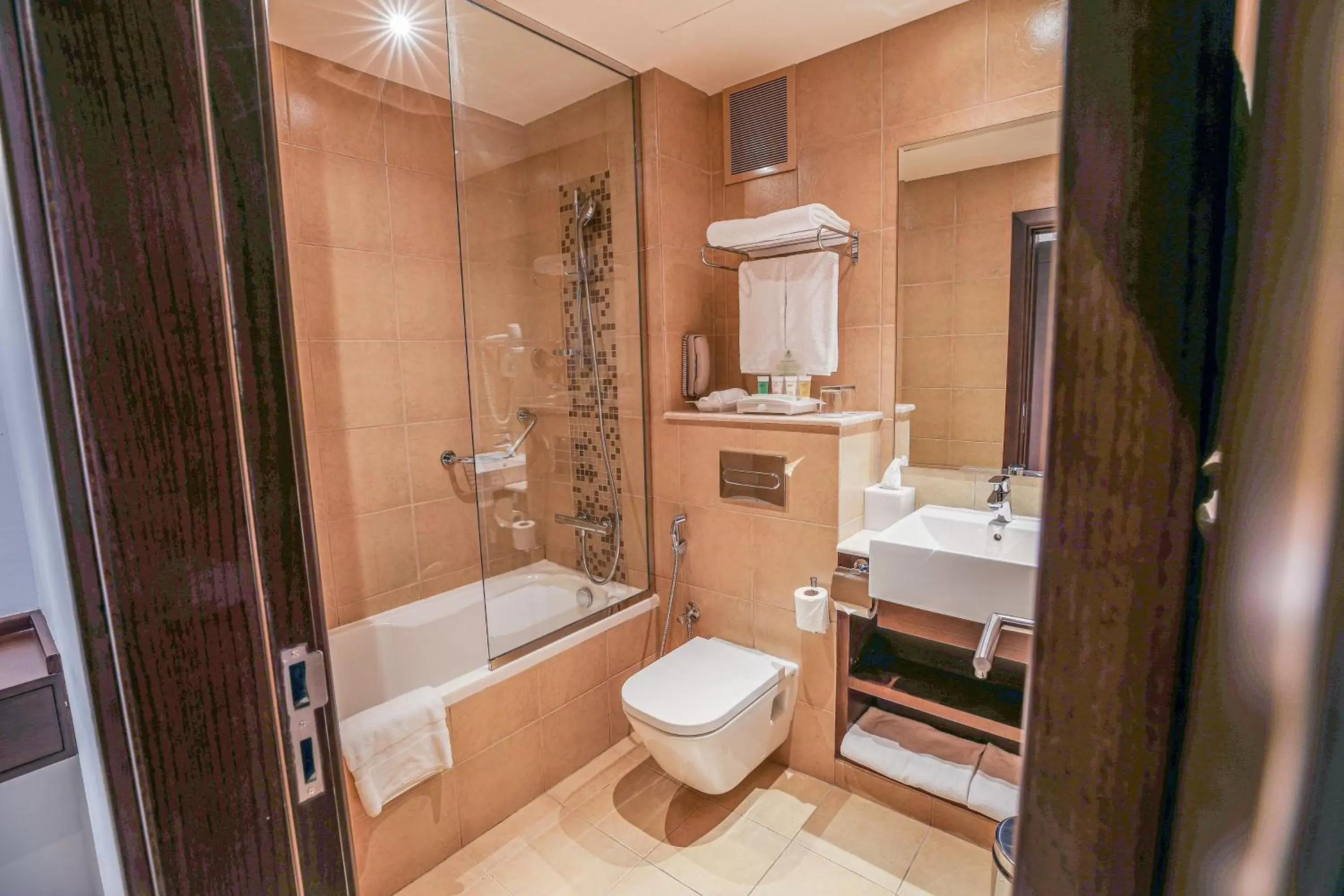 Bathroom in Copthorne Downtown by Millennium Bathroom in Copthorne Downtown by Millennium