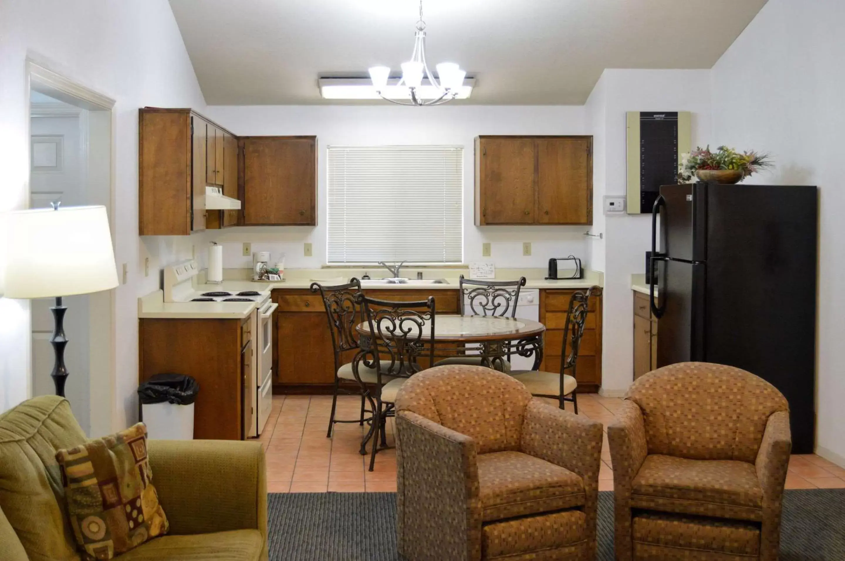 Photo of the whole room, Kitchen/Kitchenette in Quality Inn Yosemite Valley Gateway