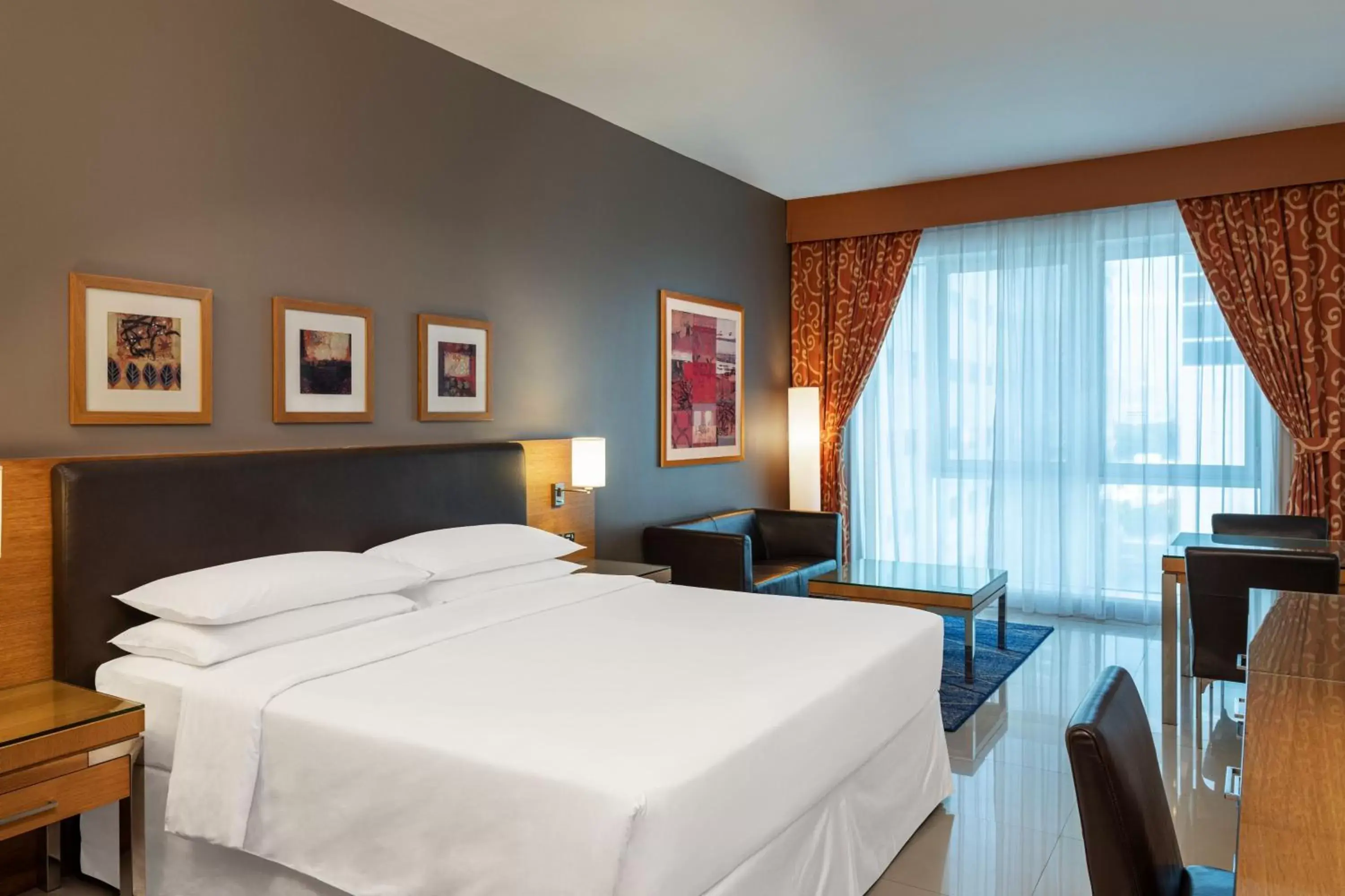 Photo of the whole room, Bed in Four Points by Sheraton Bur Dubai