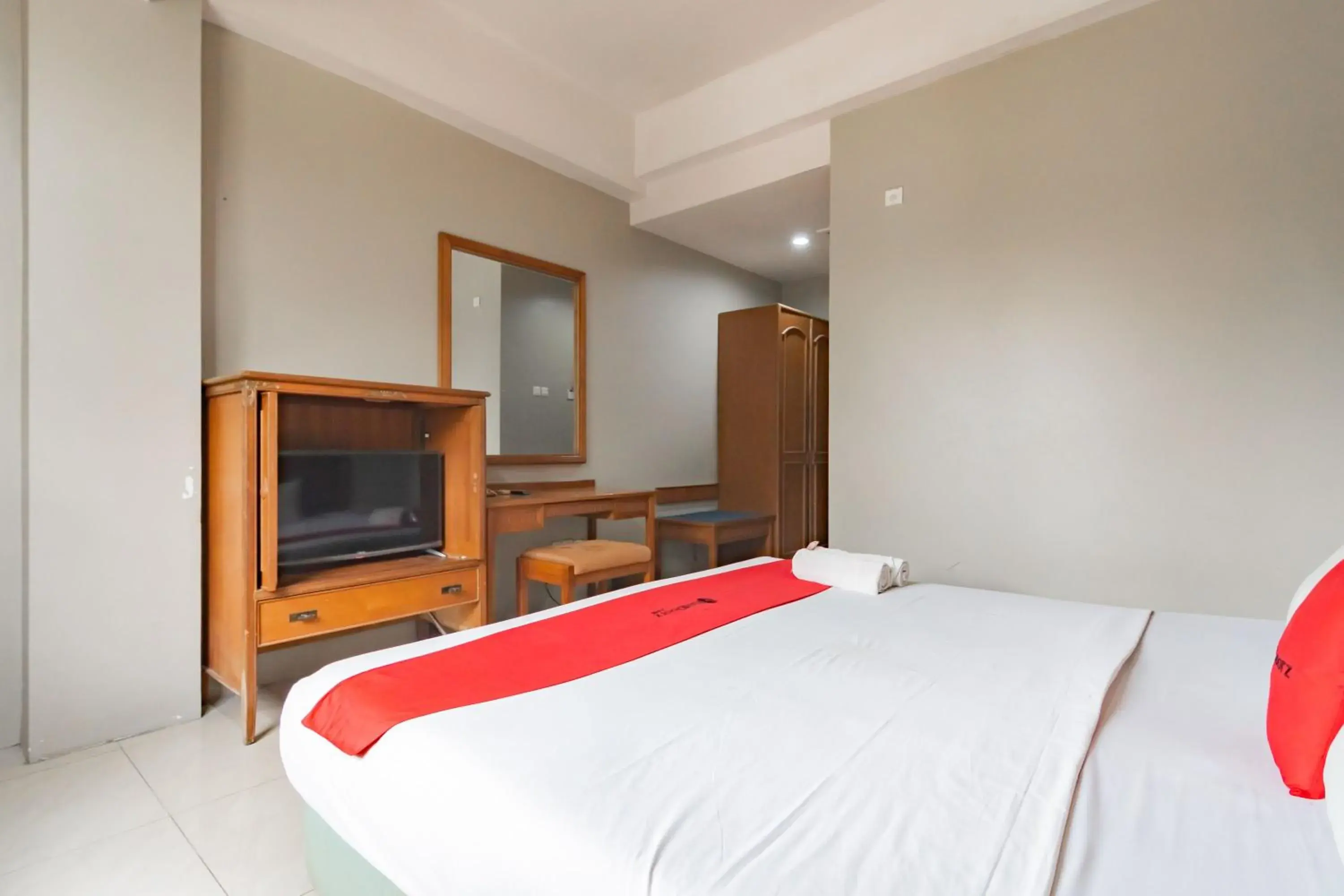Bedroom, Bed in RedDoorz near Institut Teknologi Bandung 2