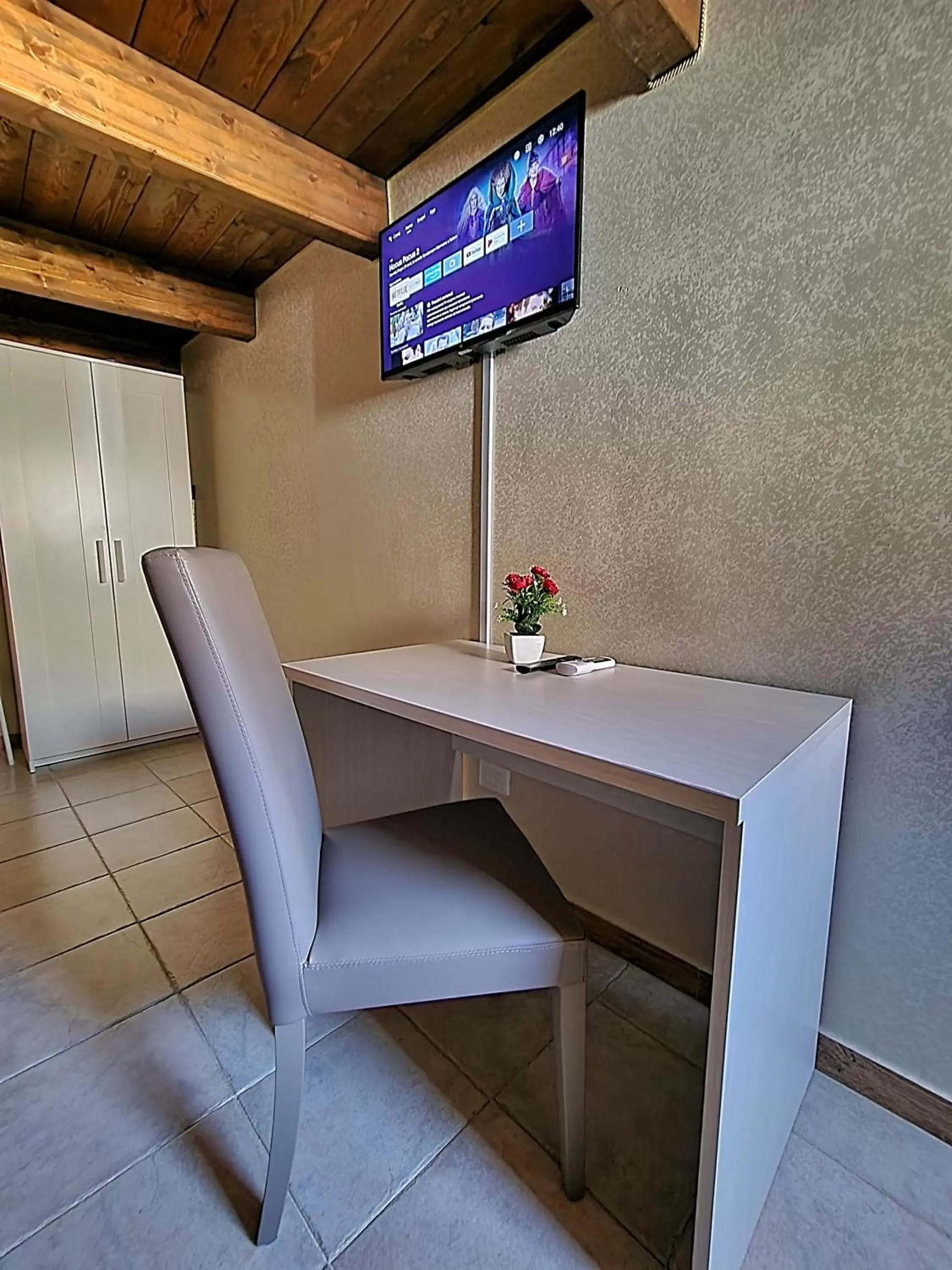 TV/Entertainment Center in B&B Duca Orsini