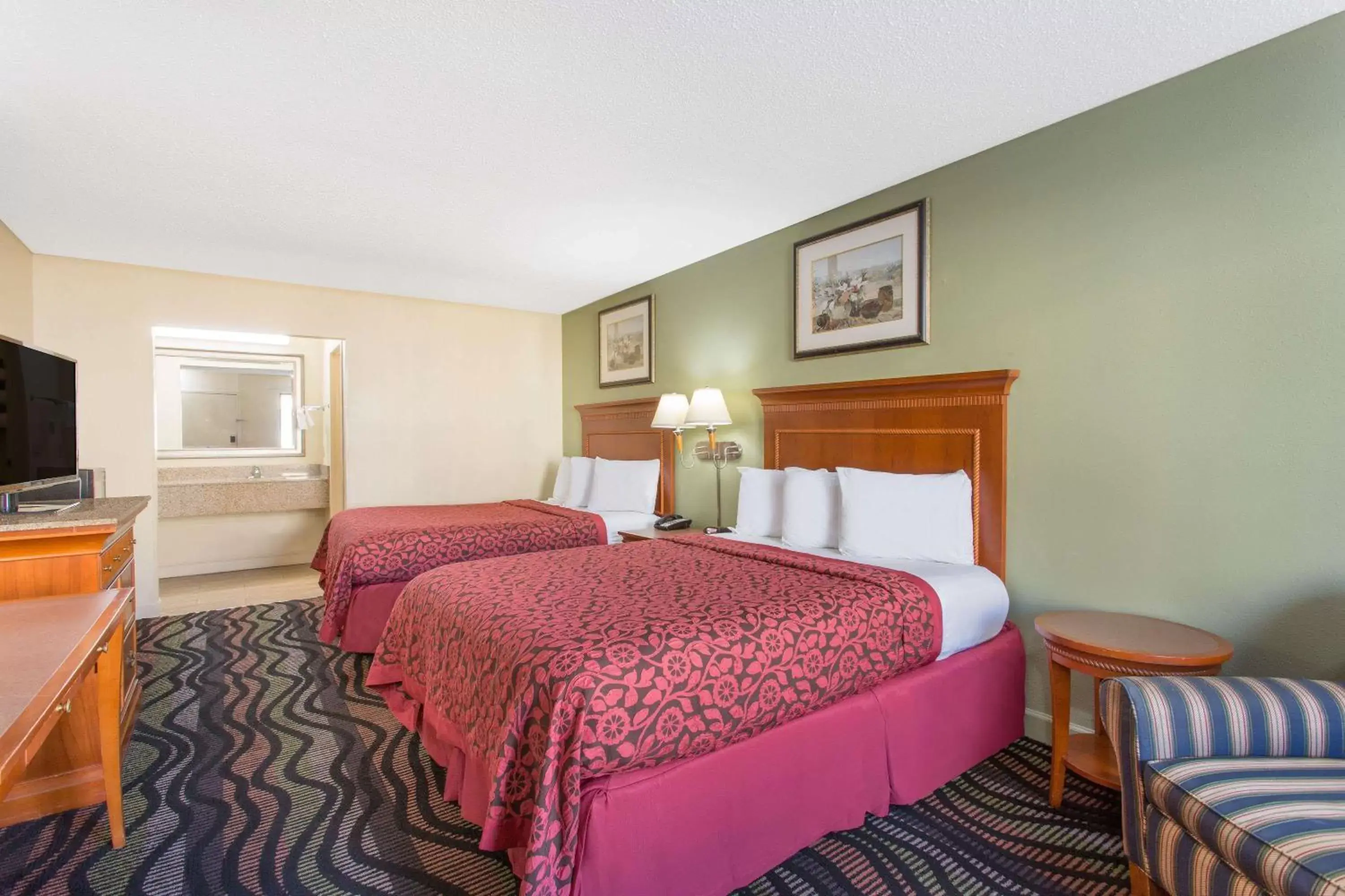 Photo of the whole room, Bed in Days Inn by Wyndham Florence/I-95 North