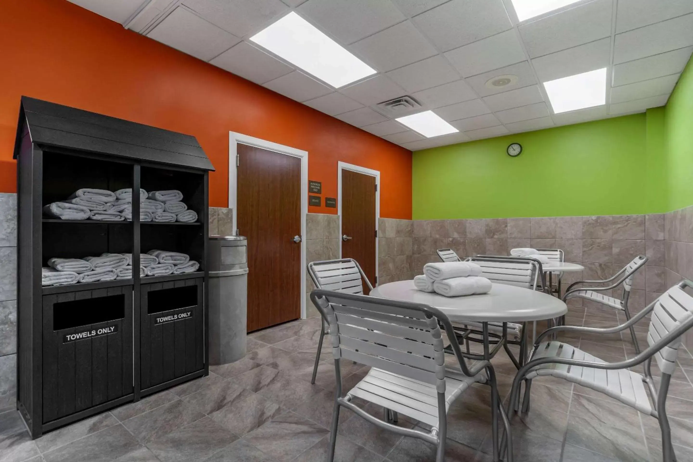 Swimming pool, Dining Area in Comfort Inn Kearney I-80