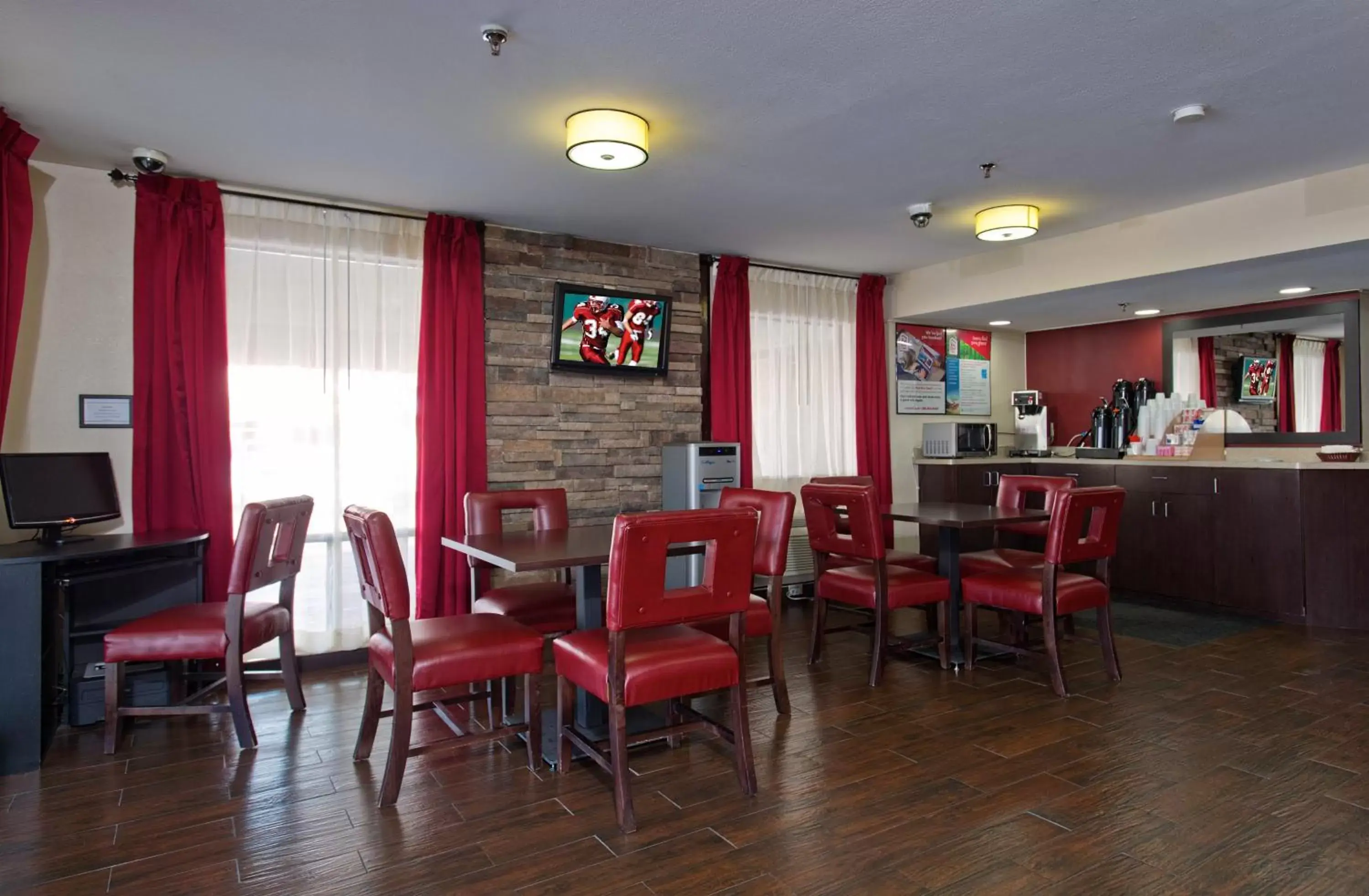 Lobby or reception, Restaurant/Places to Eat in Red Roof Inn Corpus Christi South