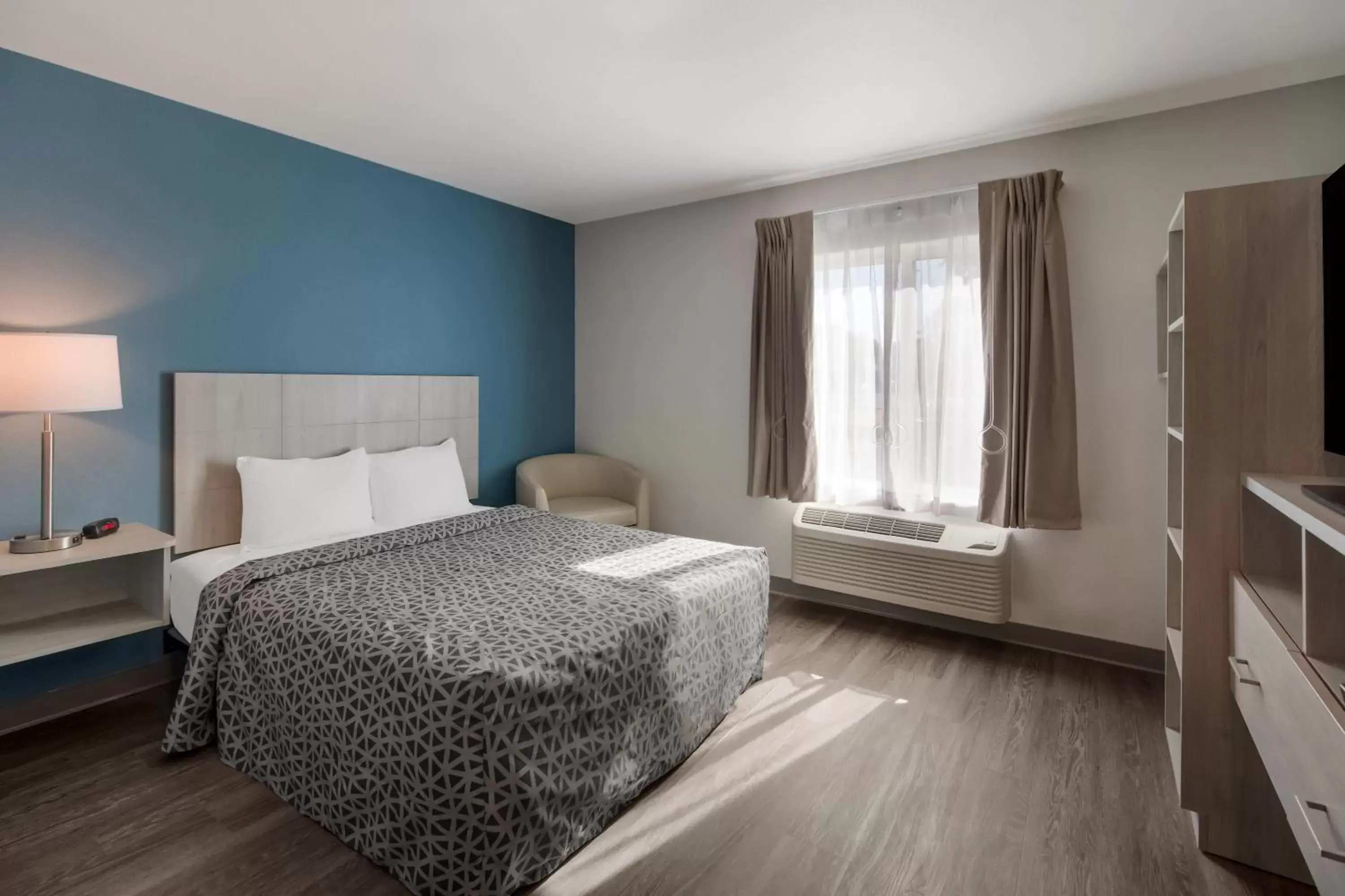Bedroom, Bed in WoodSpring Suites Smyrna-La Vergne
