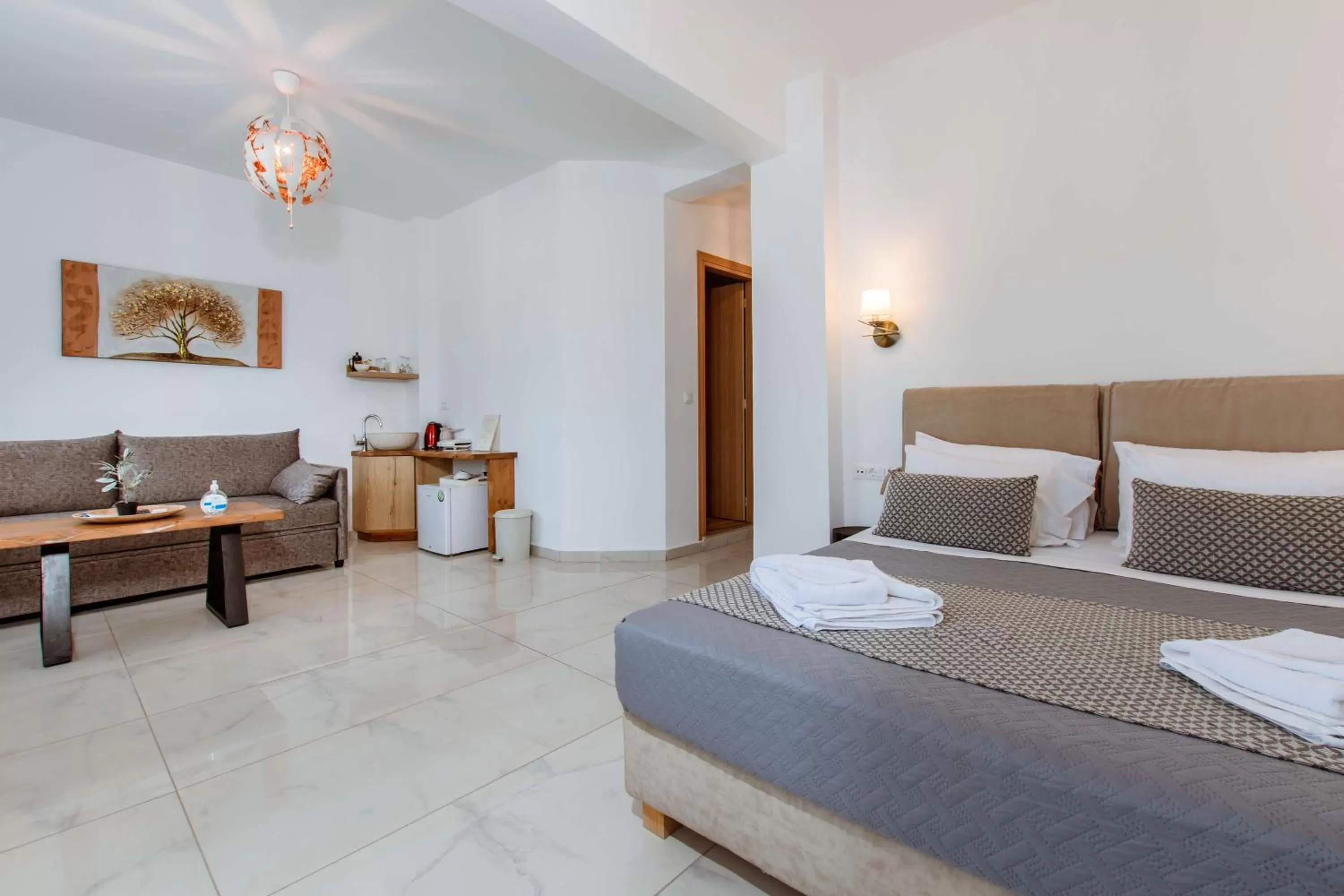 Photo of the whole room, Bed in Deluxe Suites