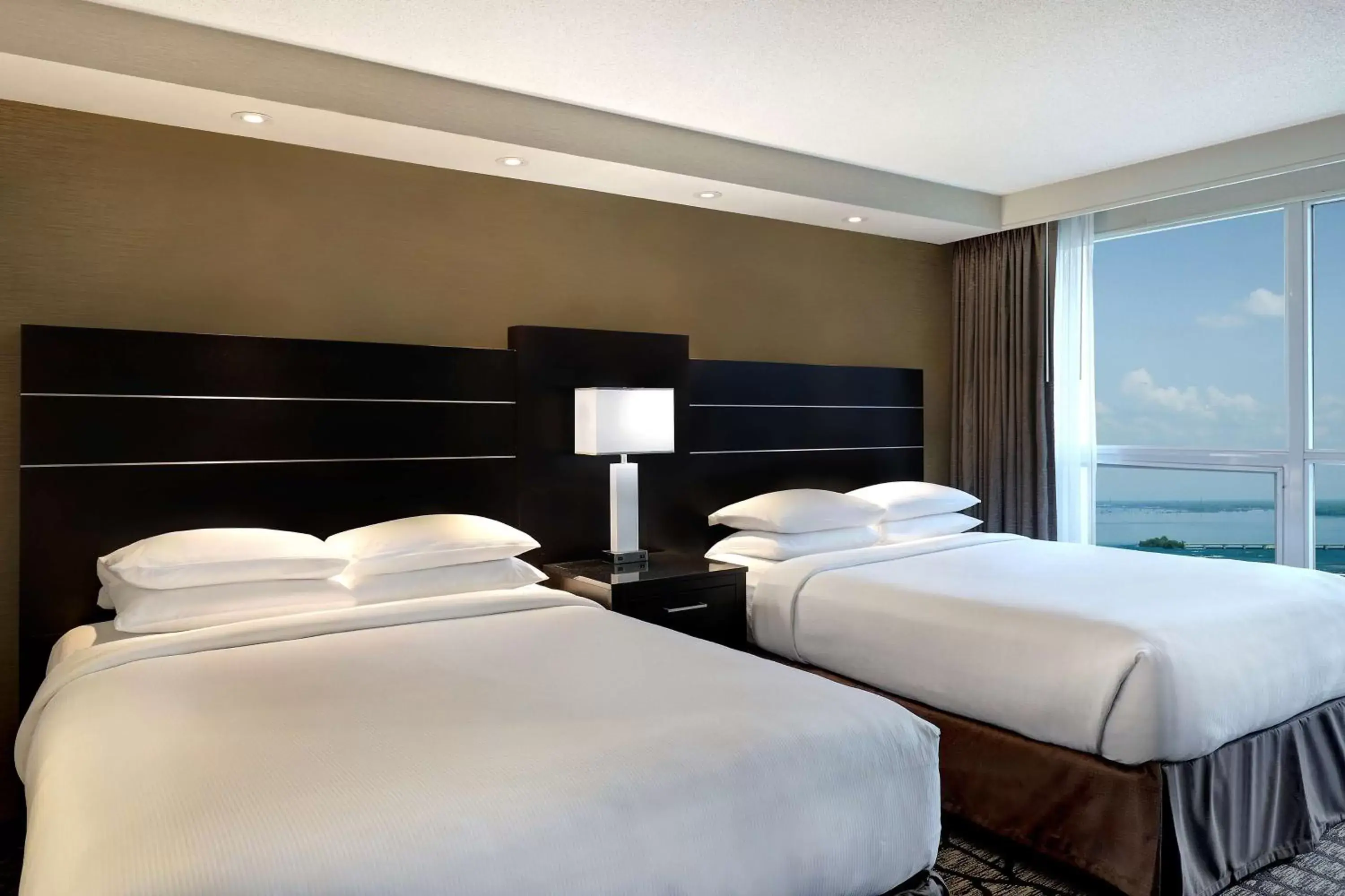Bed in Embassy Suites by Hilton Niagara Falls/ Fallsview