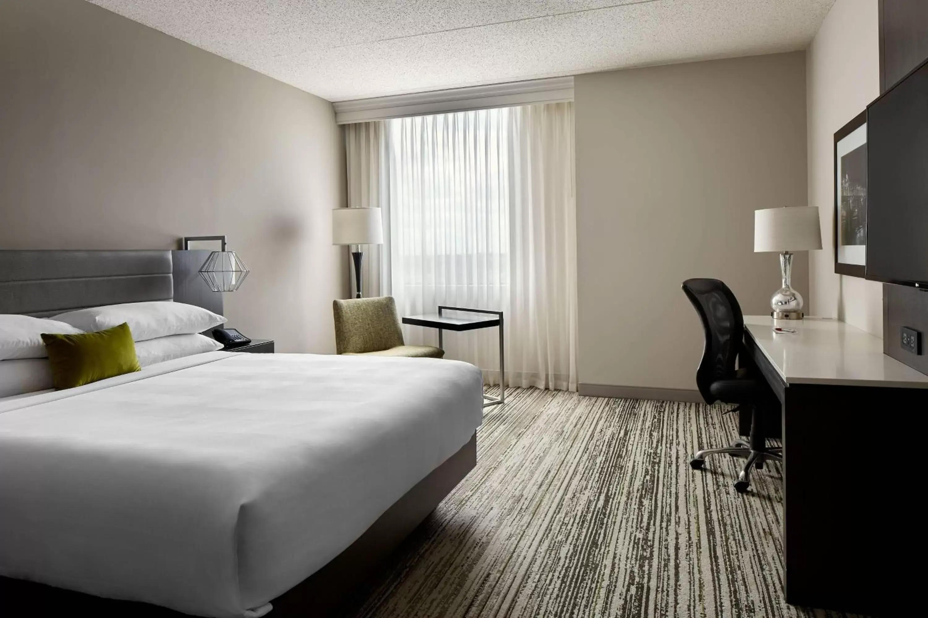 Photo of the whole room, Bed in Marriott Cincinnati Northeast