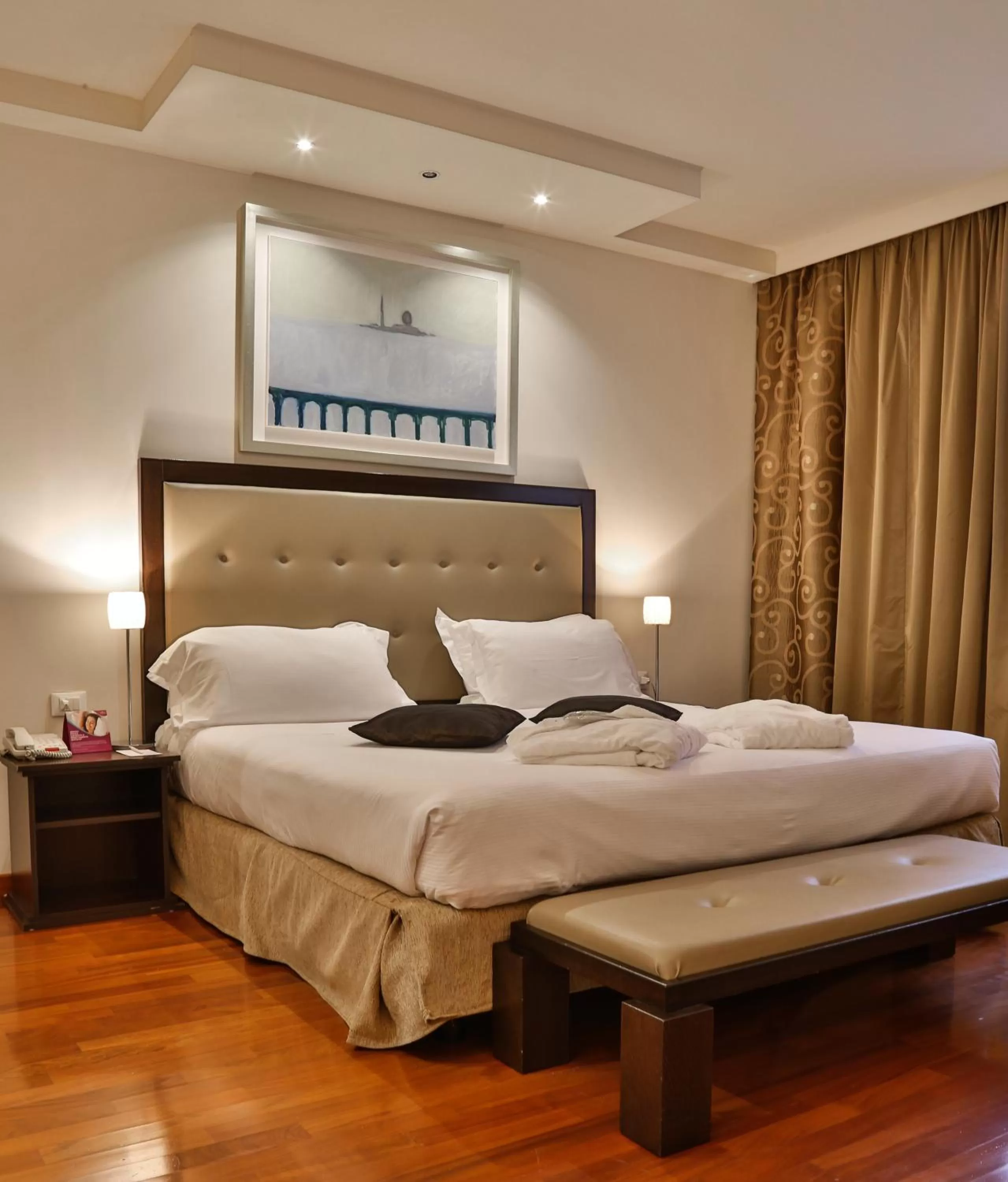 Photo of the whole room, Bed in Crowne Plaza Venice East by IHG