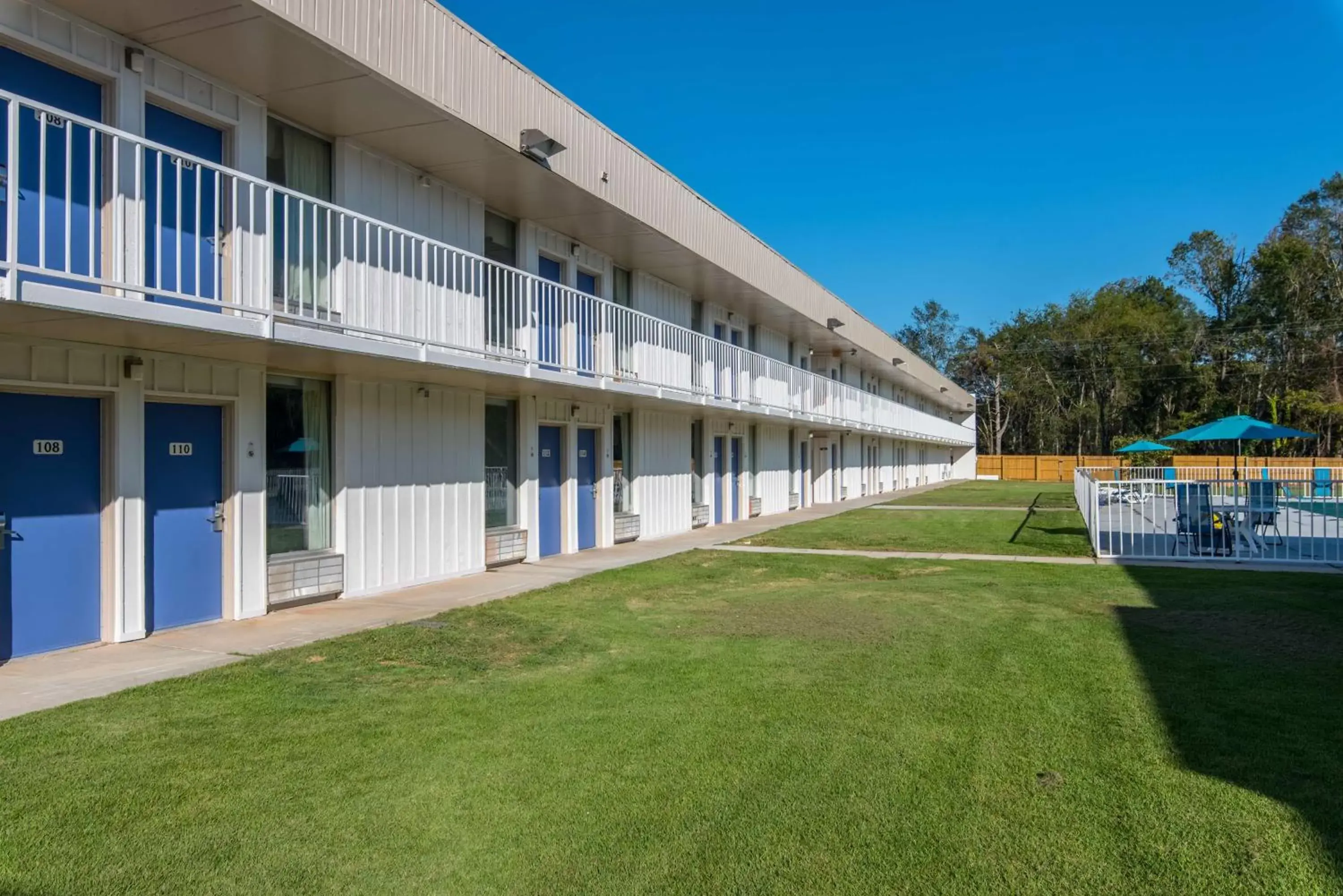 Property Building in Motel 6-Hamilton, AL