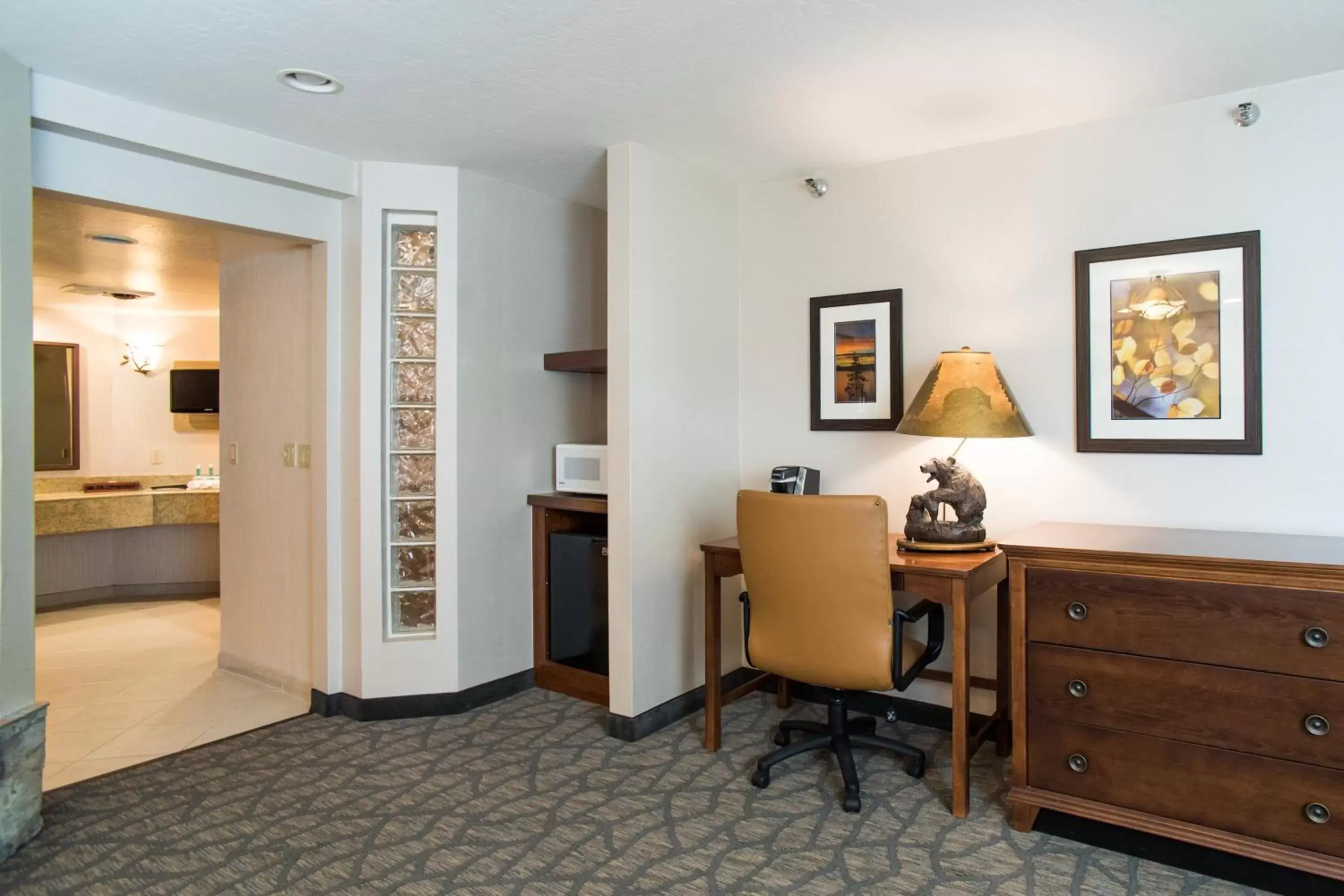 Bedroom, TV/Entertainment Center in Holiday Inn Express South Lake Tahoe, an IHG Hotel