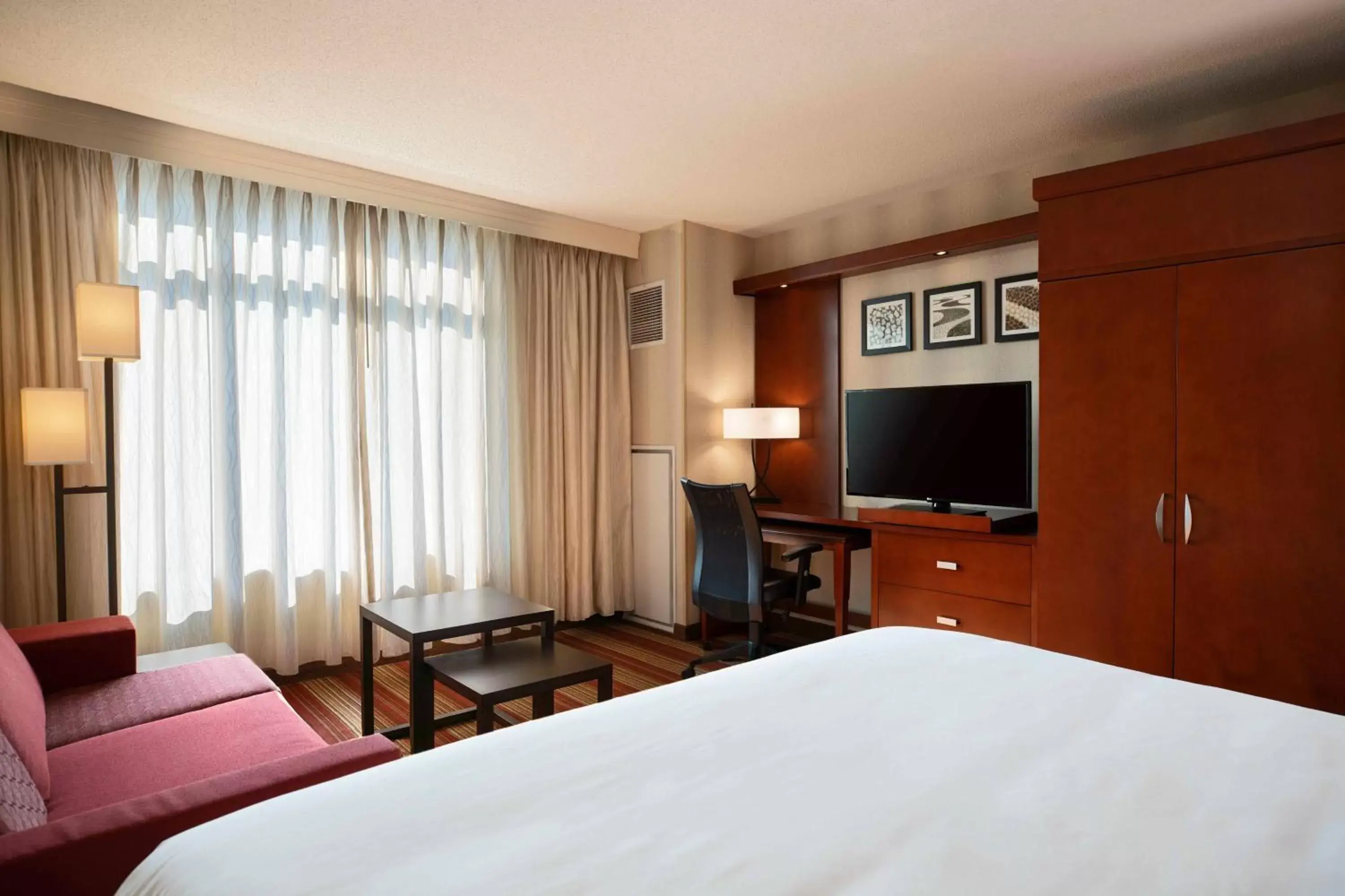 Photo of the whole room, TV/Entertainment Center in Courtyard by Marriott Washington, D.C./Foggy Bottom