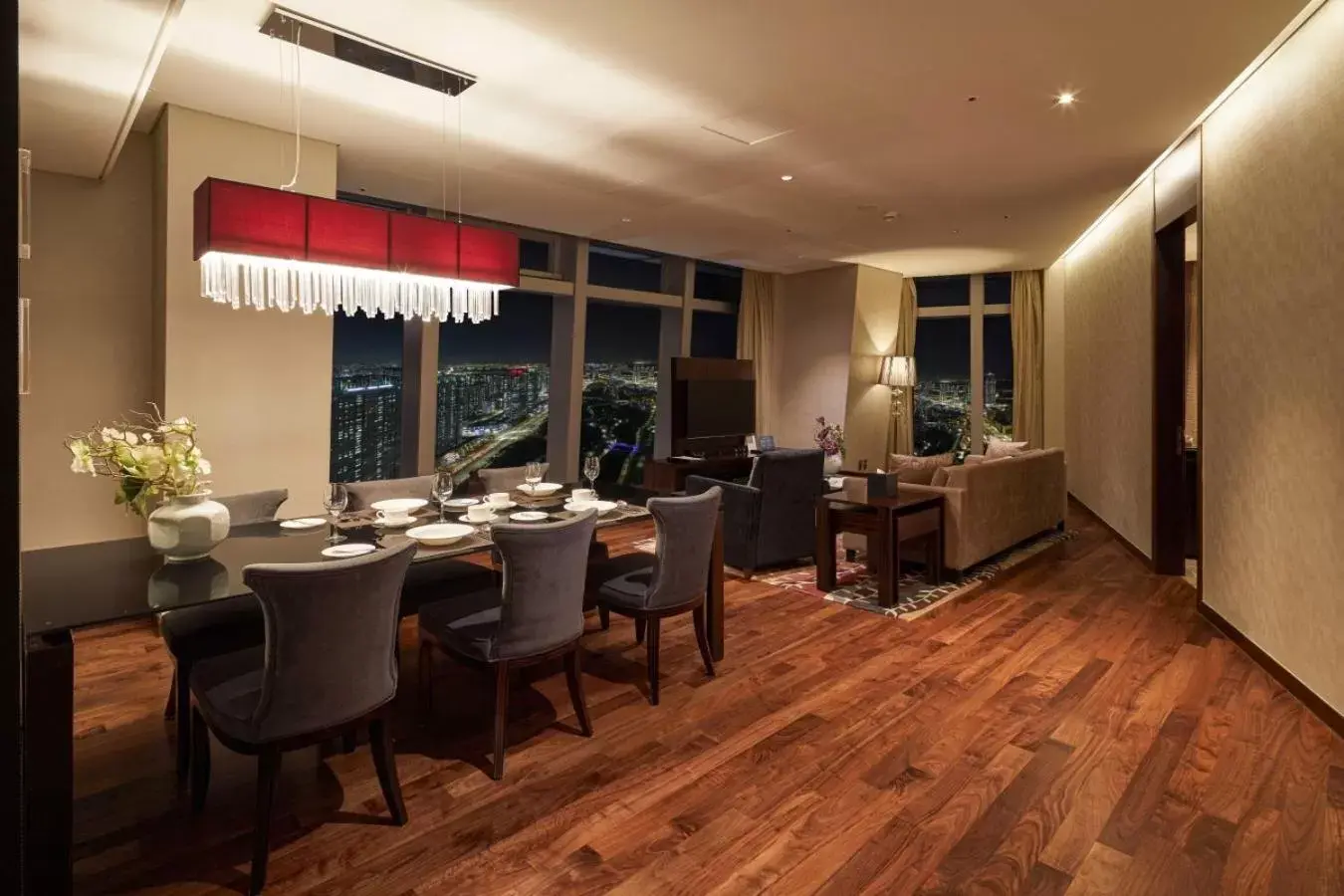 Living room, Restaurant/Places to Eat in Oakwood Premier Incheon Hotel