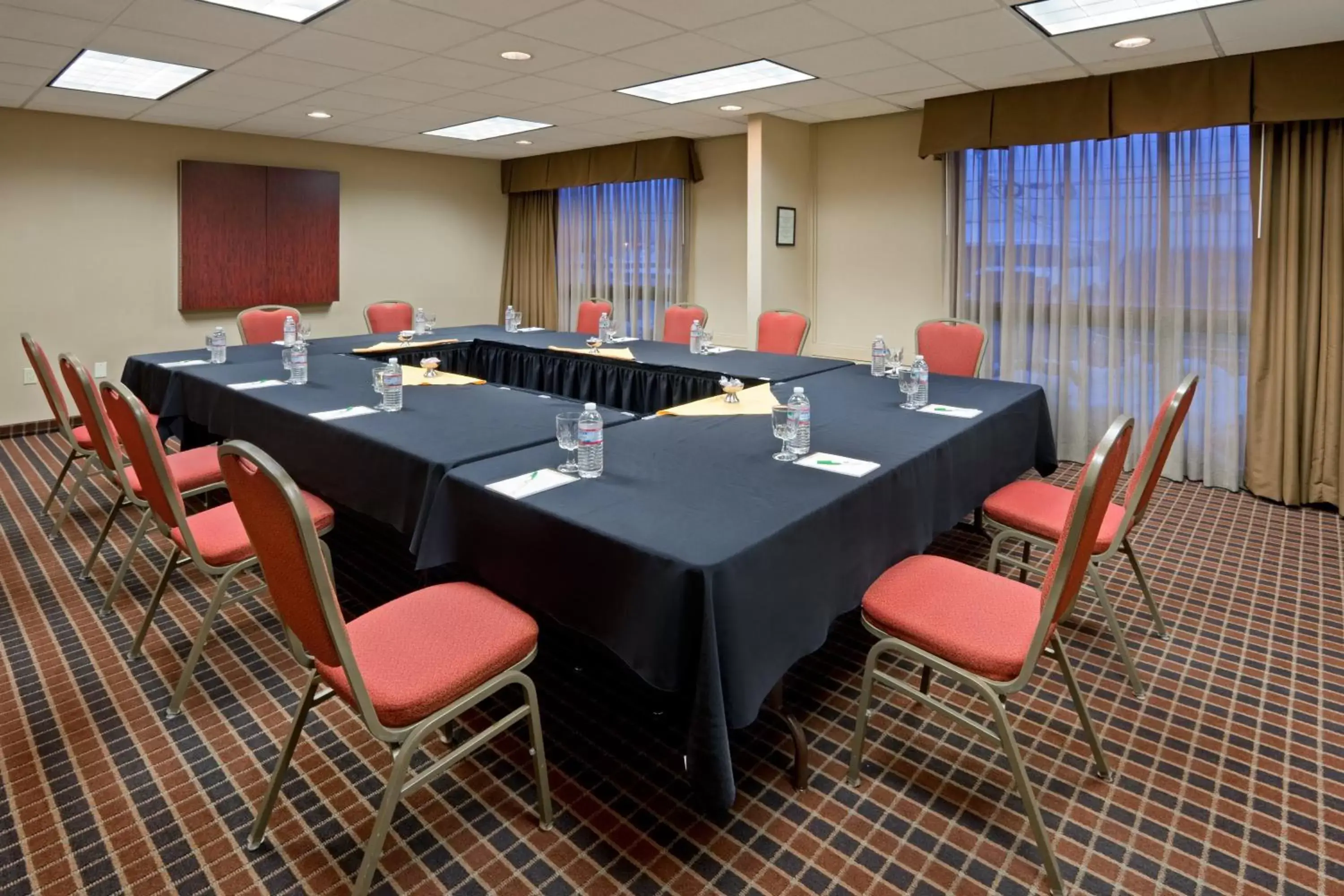 Meeting/conference room in Holiday Inn South Plainfield-Piscataway, an IHG Hotel