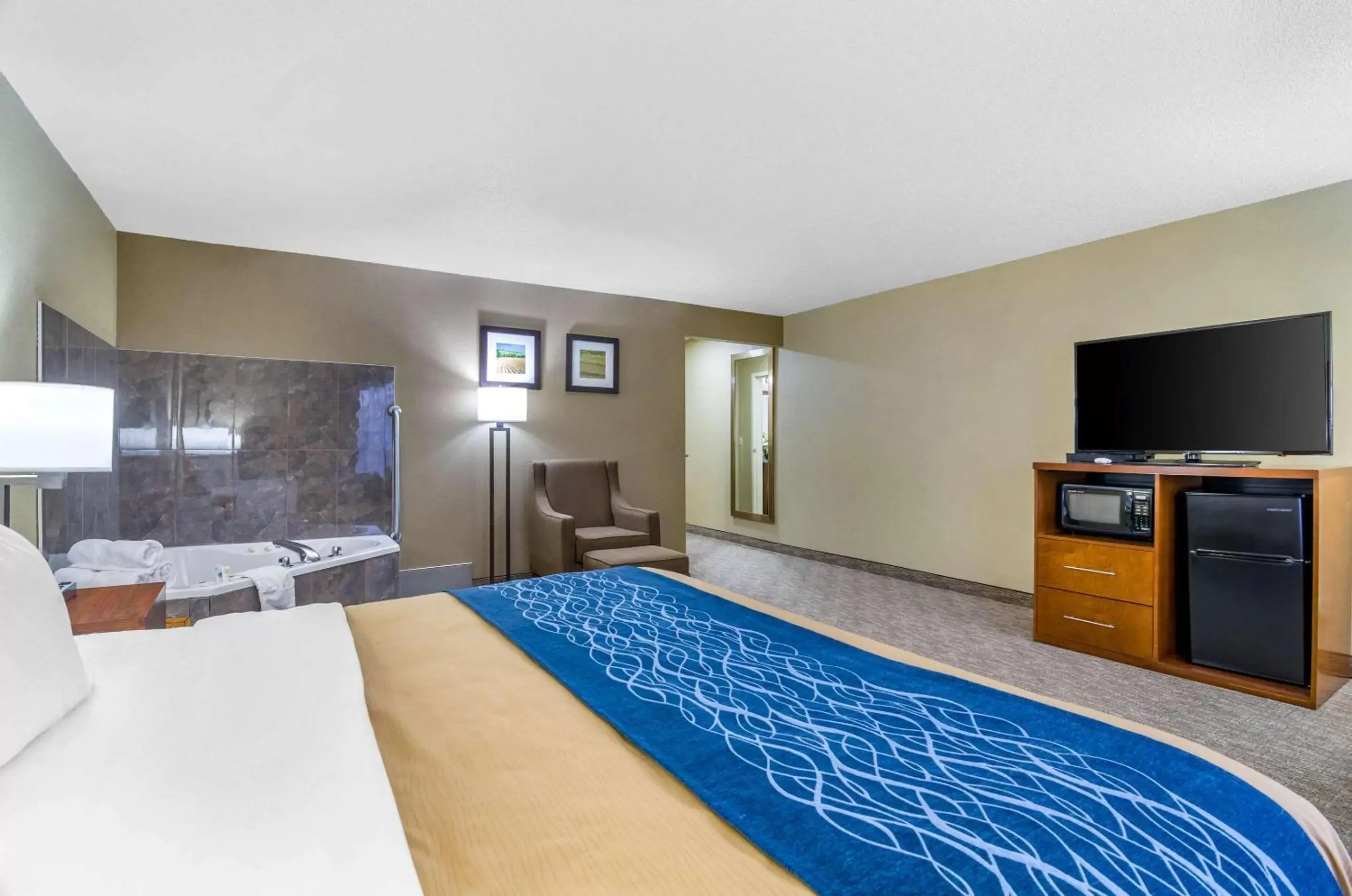 Photo of the whole room, Bed in Comfort Inn Ottawa